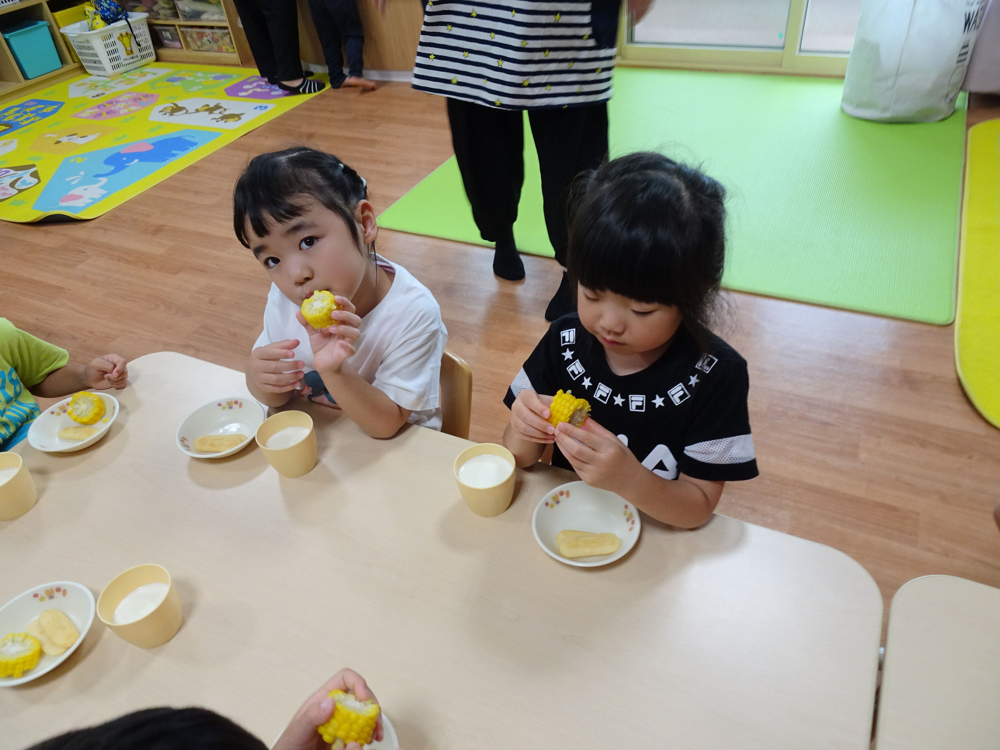 8/6 午後おやつは、ゆでトウキビ