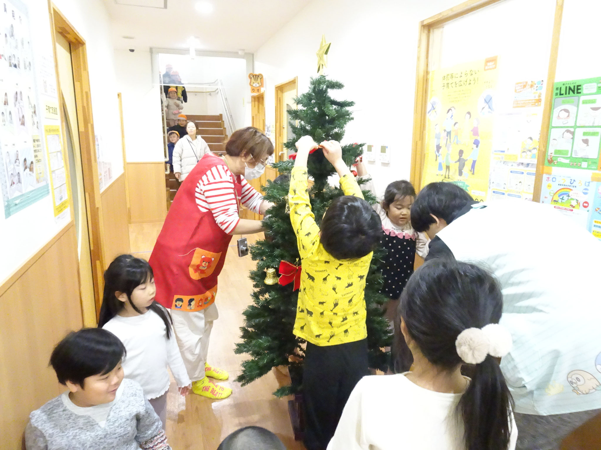 12/2  クリスマスツリーの飾りつけ