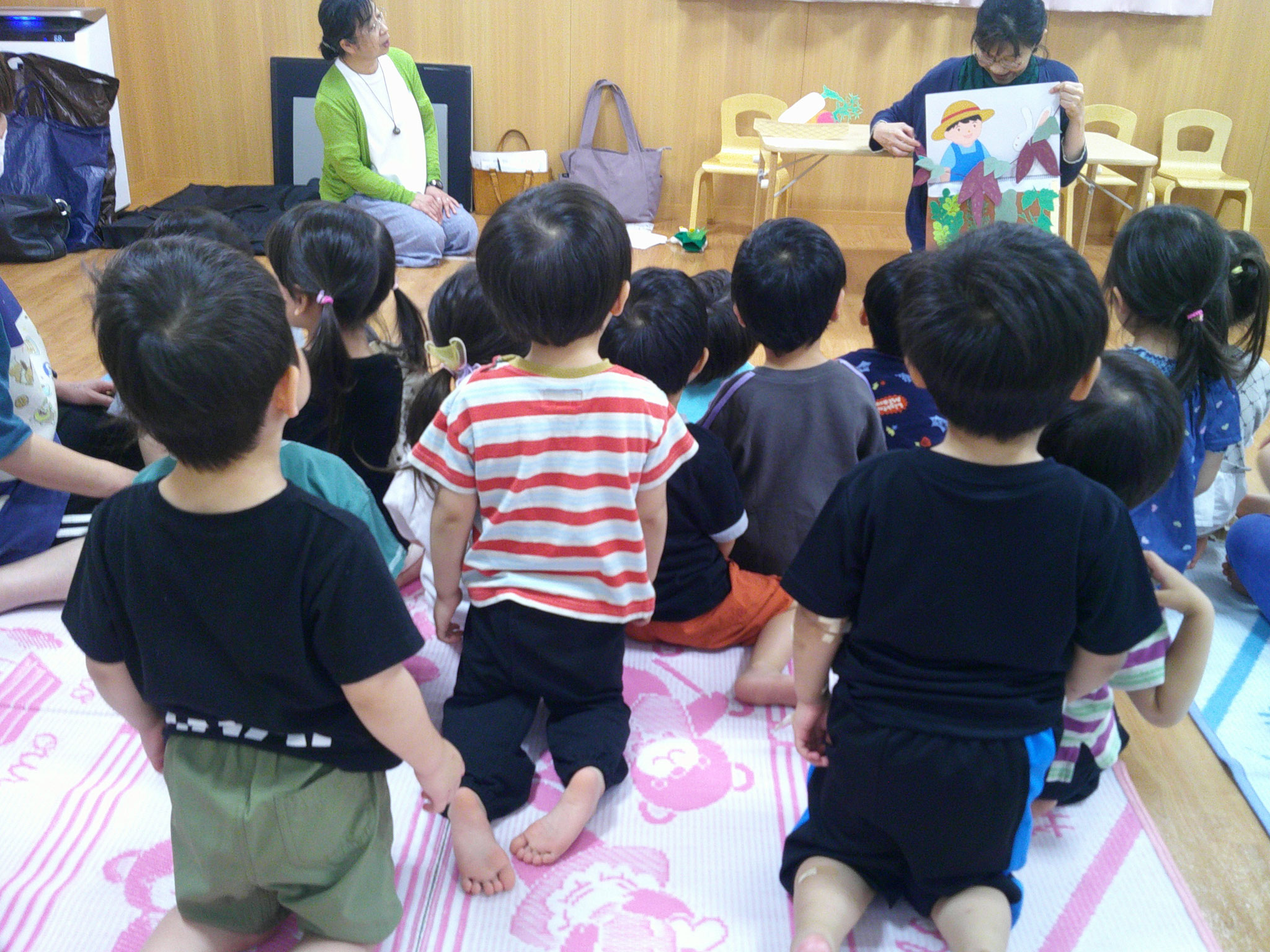 おはなしの会一回目。今回も小学校や図書館などで読み聞かせの活動をしている素敵な方々にきていただきました。