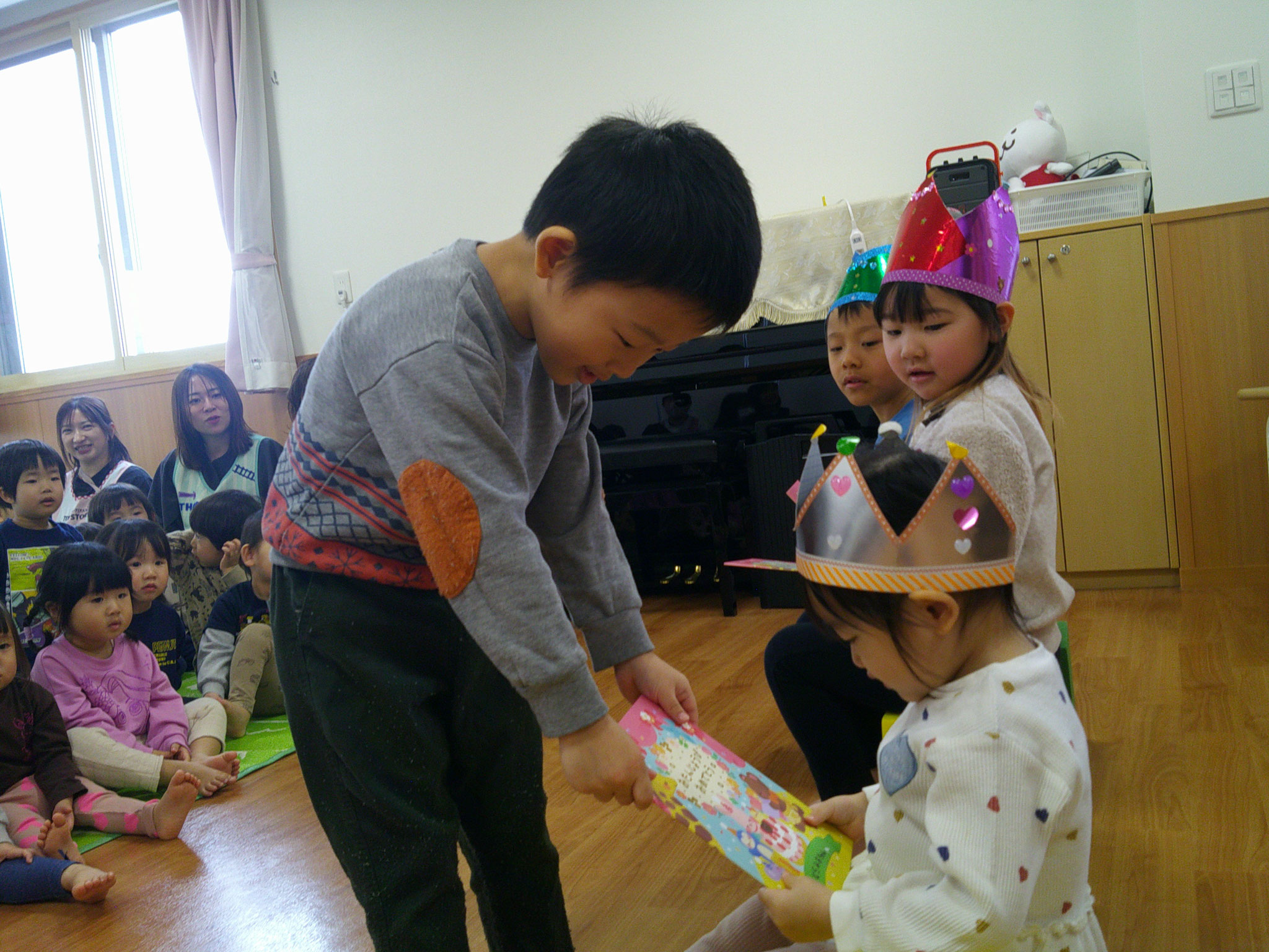 待ちにまったお誕生会。嬉しそうにカードのプレゼントを受け取っていました。