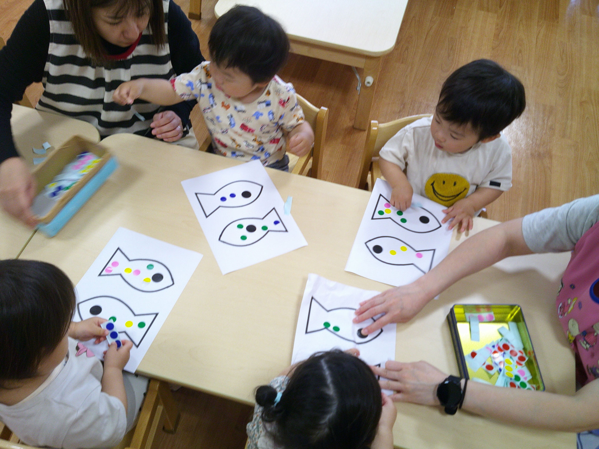 1歳児クラス。シール貼りに挑戦。