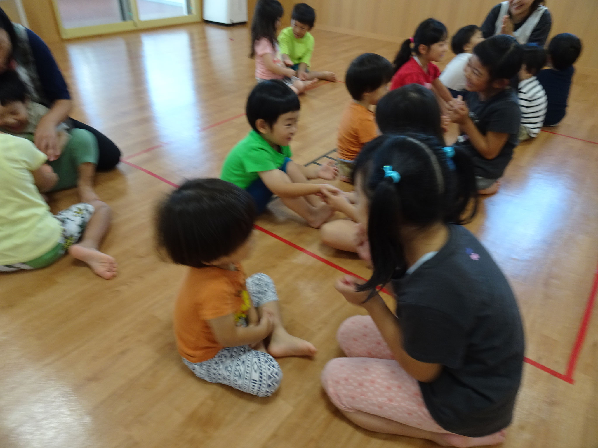 年長さんと2歳児で触れ合い遊び。