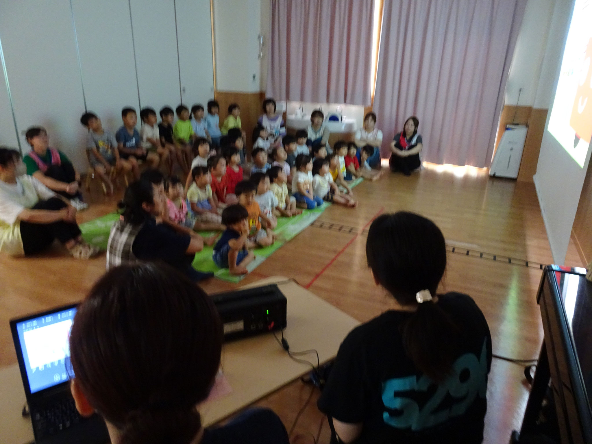 指導員の方が来園し交通安全教室が行われました。