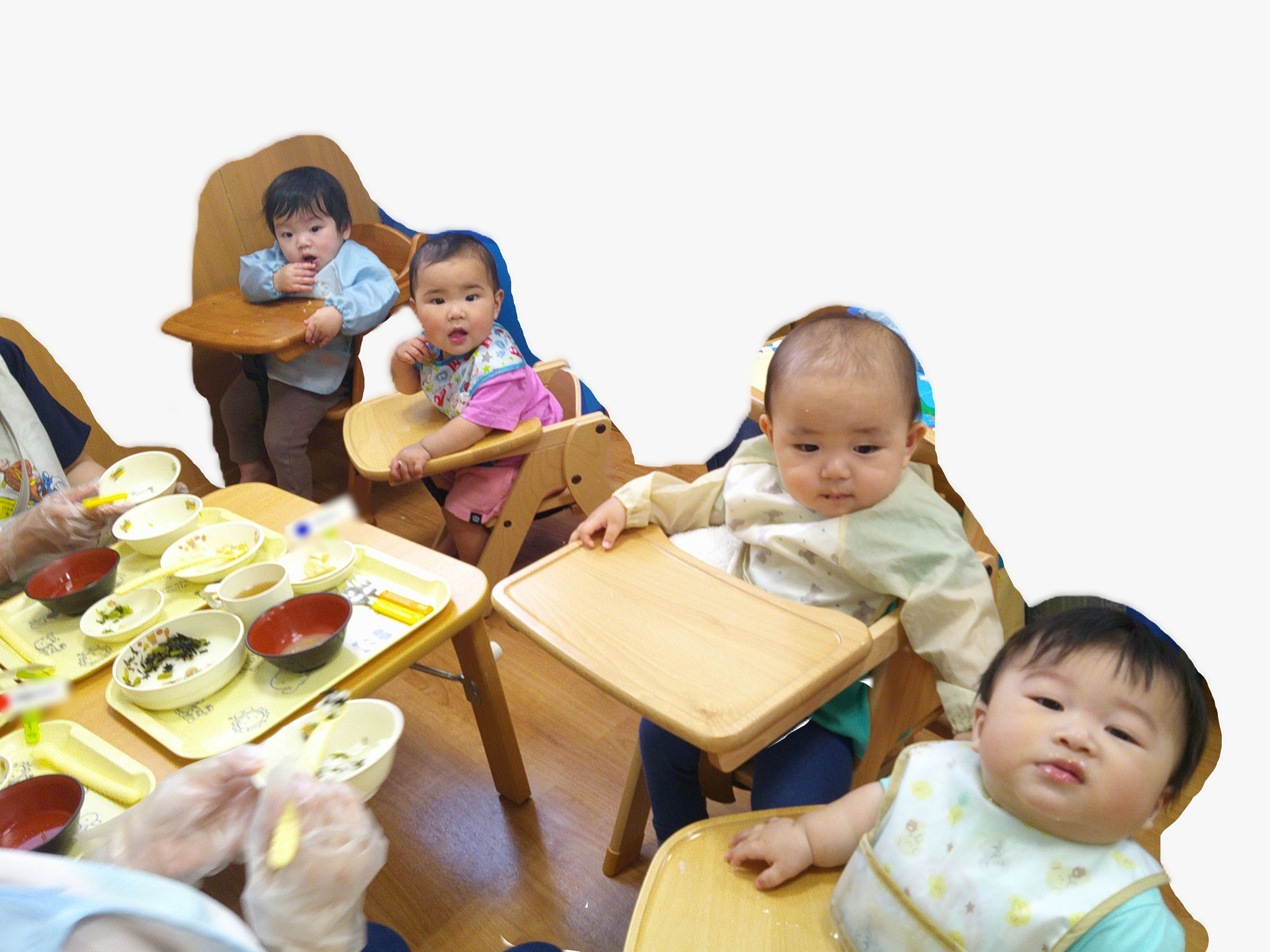 0歳児クラスの食事風景。「あむあむ・もぐもぐ」が上手になりました。