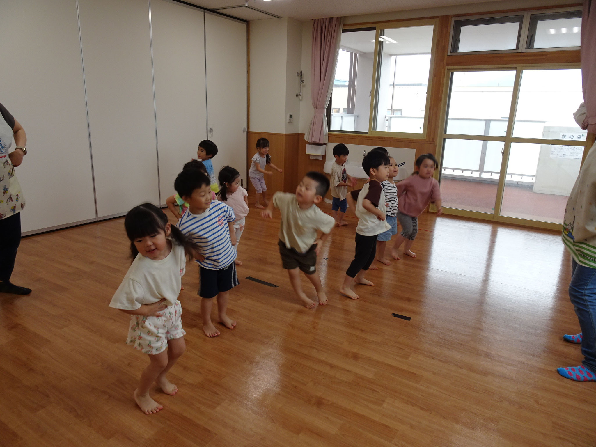 音楽に合わせて踊りの練習。