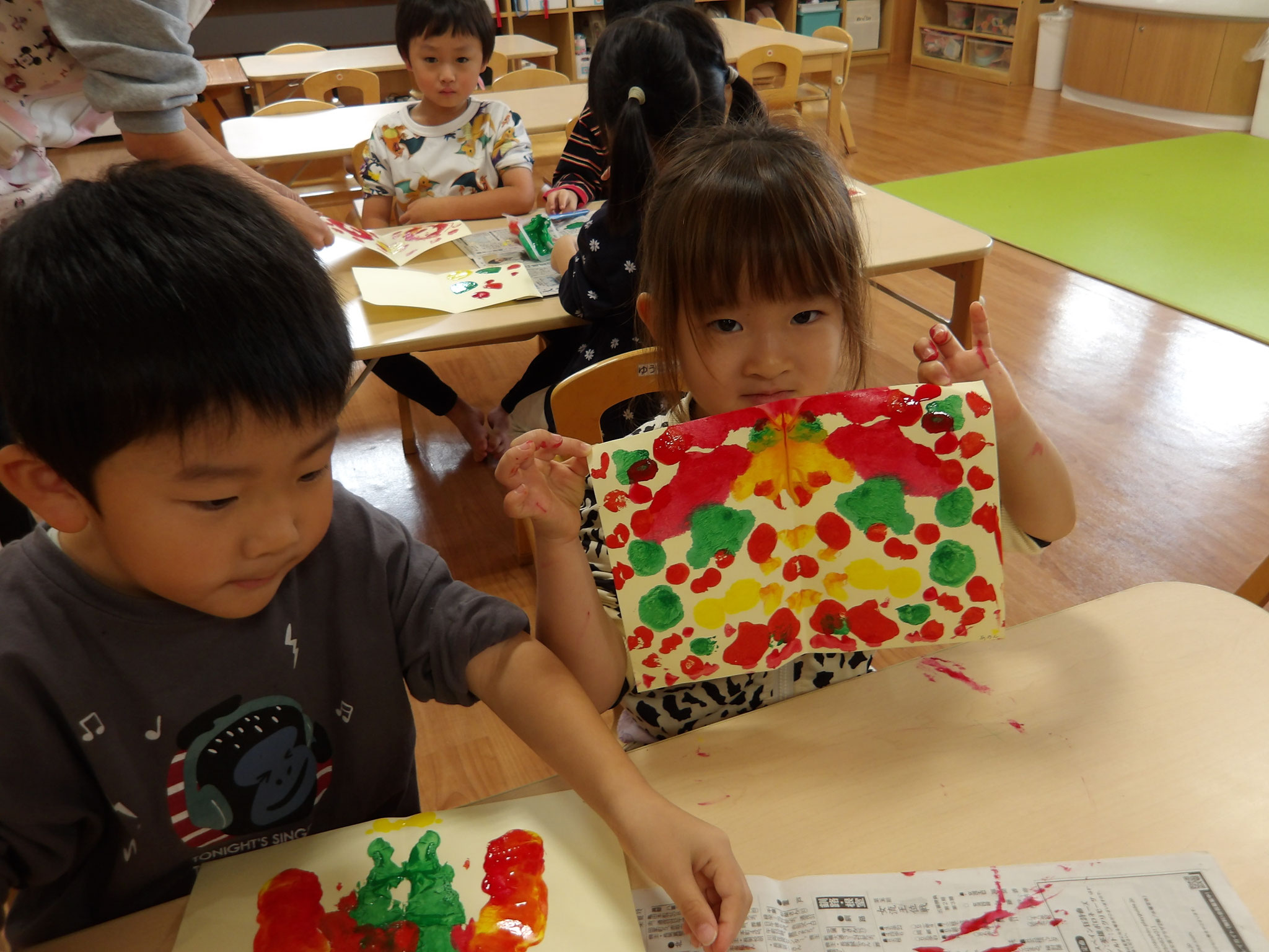 絵の具でデカルコマニー（あわせ絵）をしました。