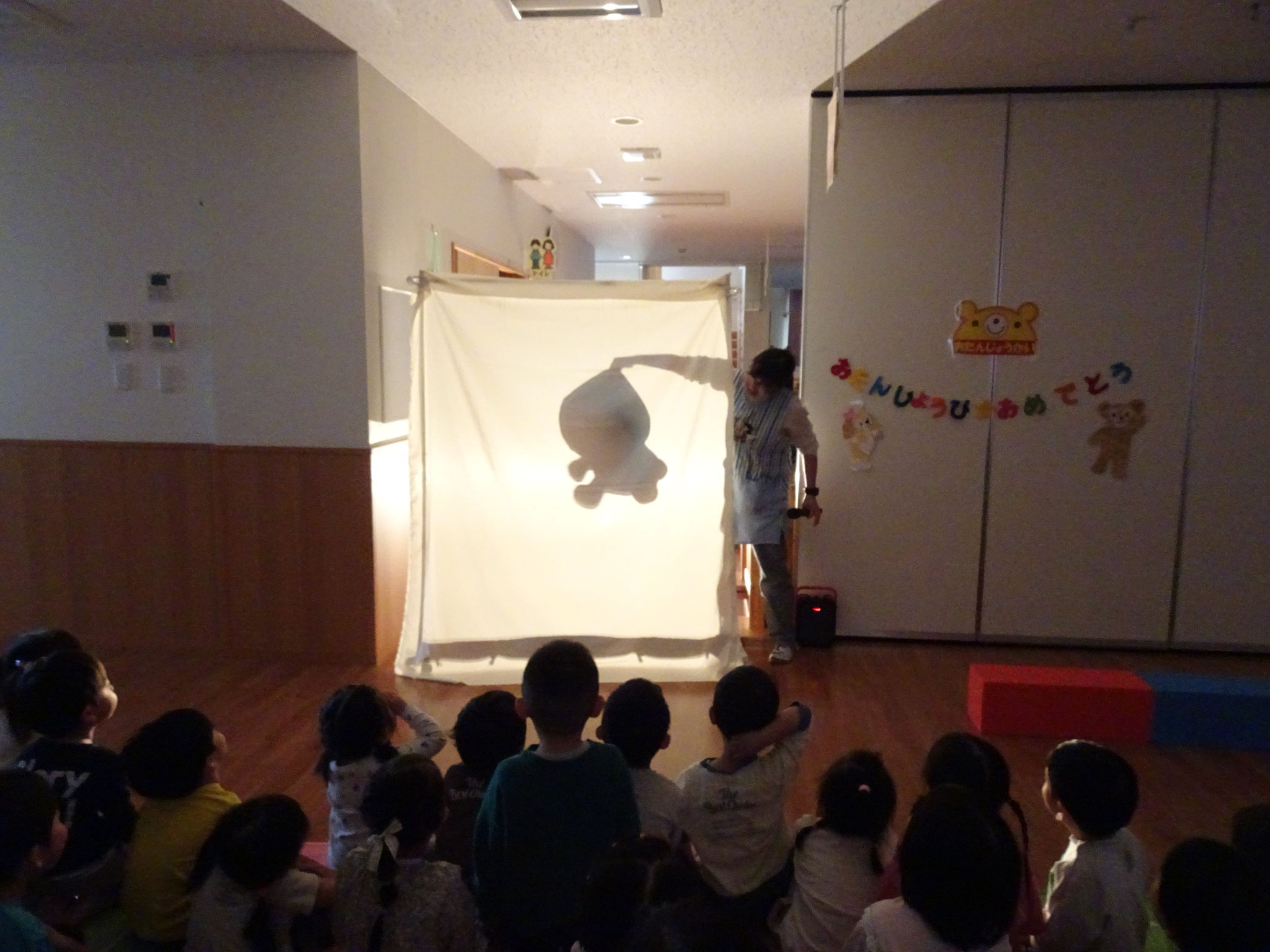 お楽しみ会は影絵クイズ。