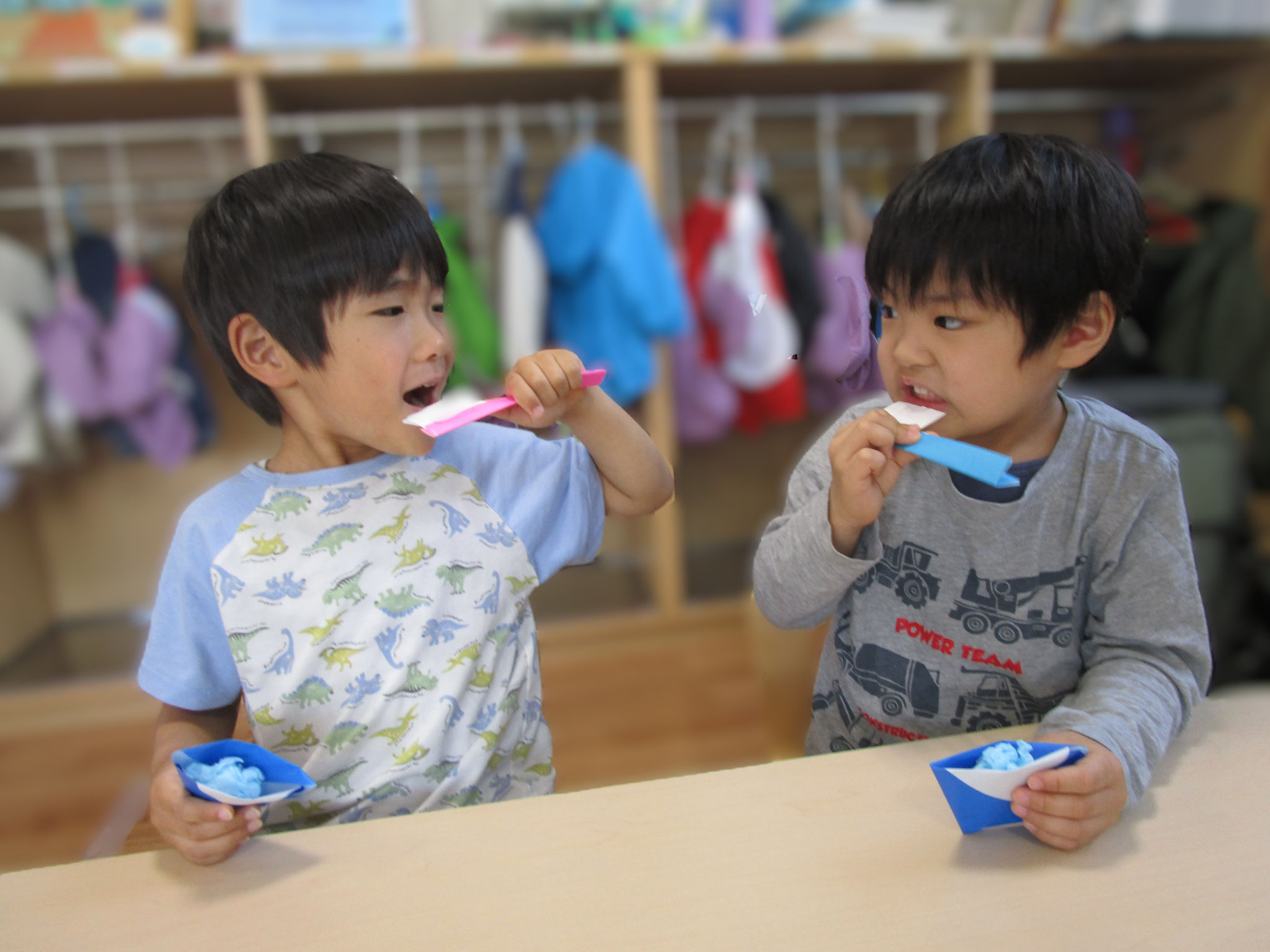 自分だけの歯ブラシを持って「ゴシゴシシュシュ」の練習です。