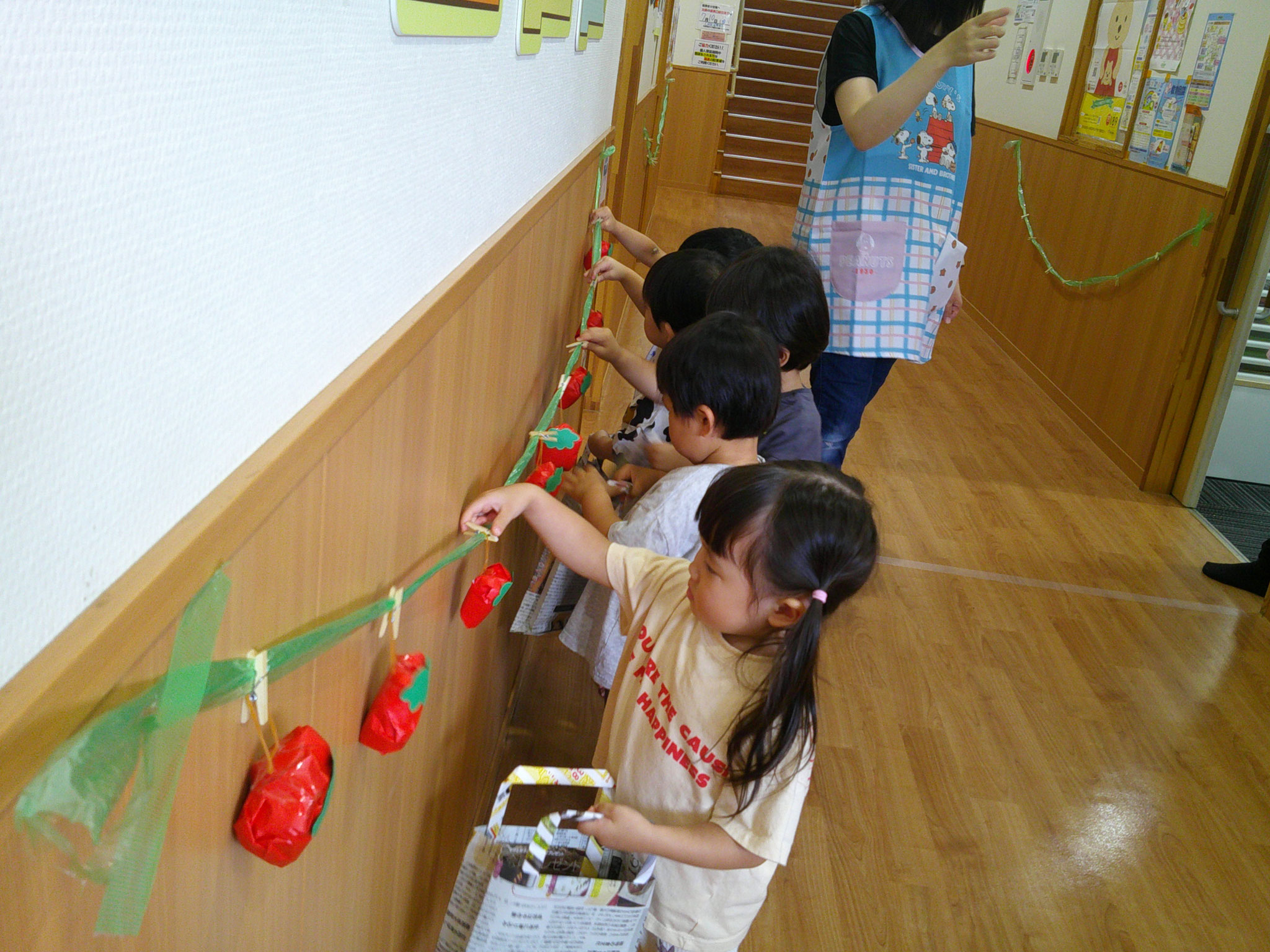 2歳児クラス。手作りバックでいちご狩りに挑戦！