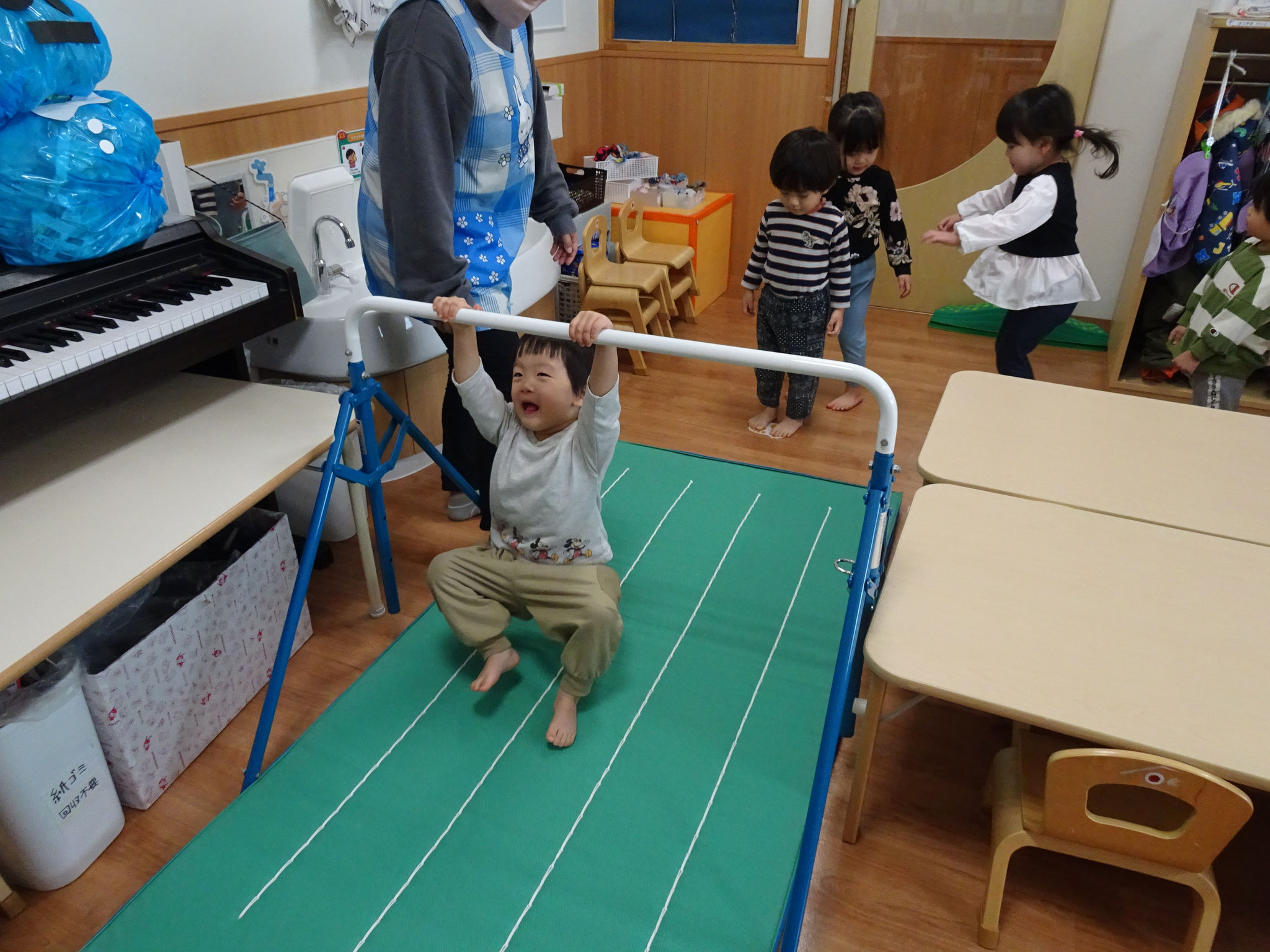 ２歳児クラス　鉄棒をいれたサーキット活動