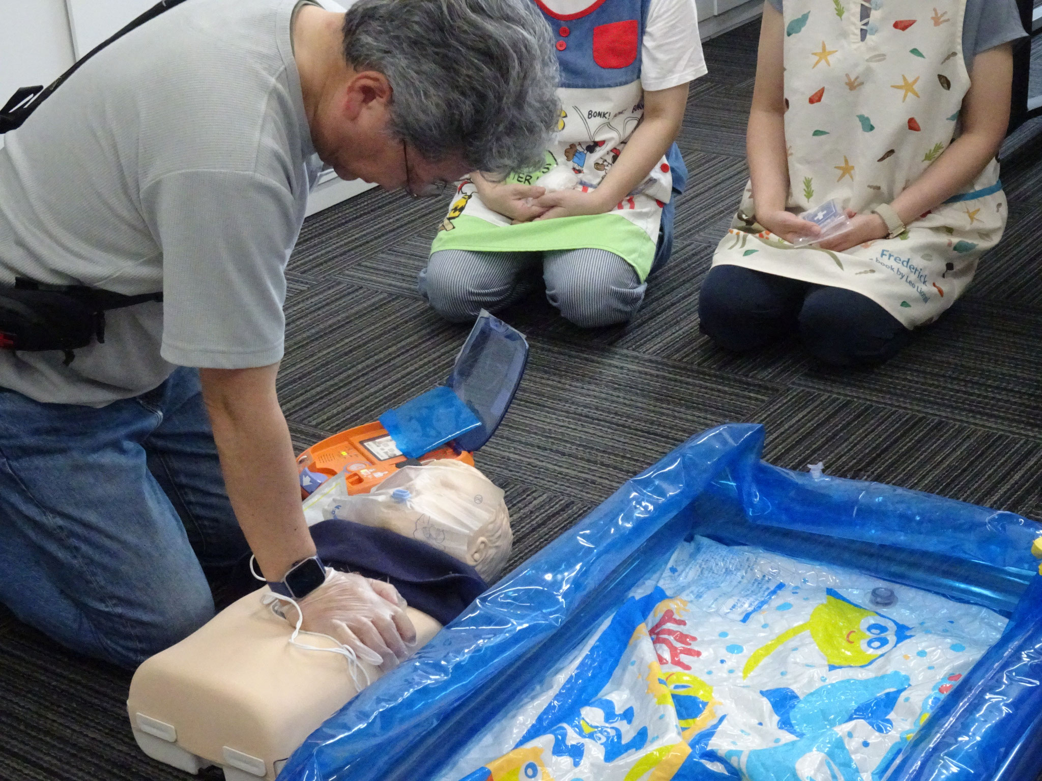子供たちが安全に水遊びができるように職員間での連携が大事です。