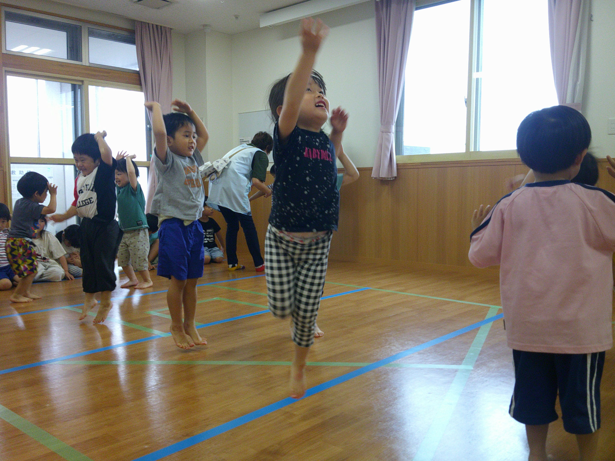 リズム運動は３クラス全員でおこないました。