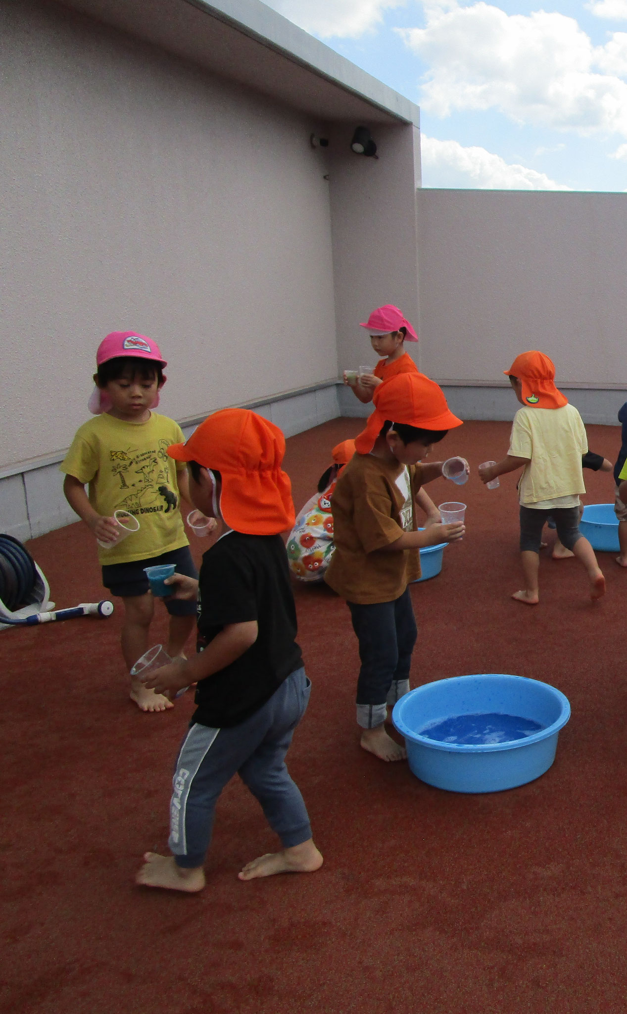 10/1  屋上で色水遊び