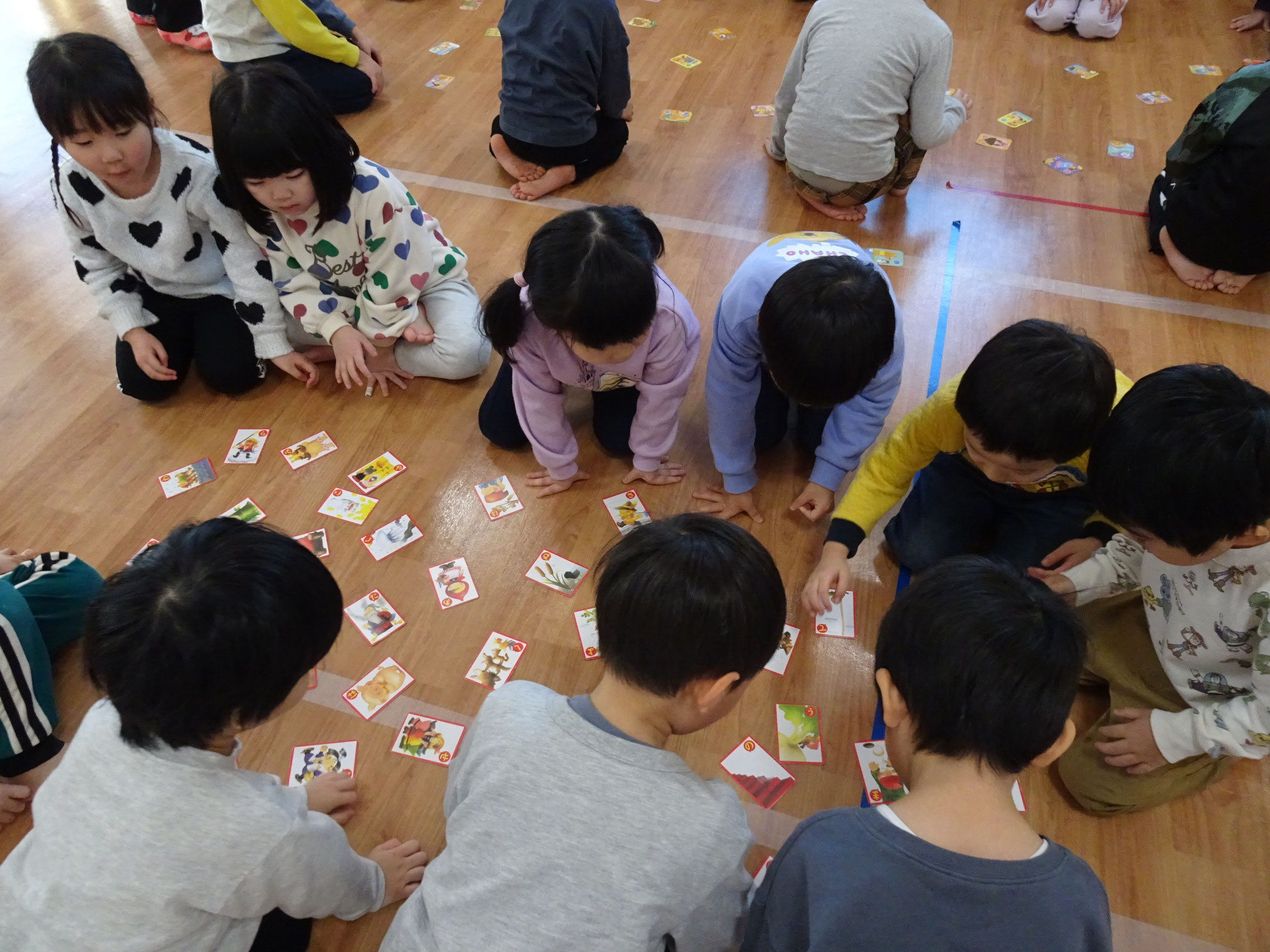 年末年始の休みもおわり、元気な笑顔がもどってきました。早速「かるた取り大会」をしました。