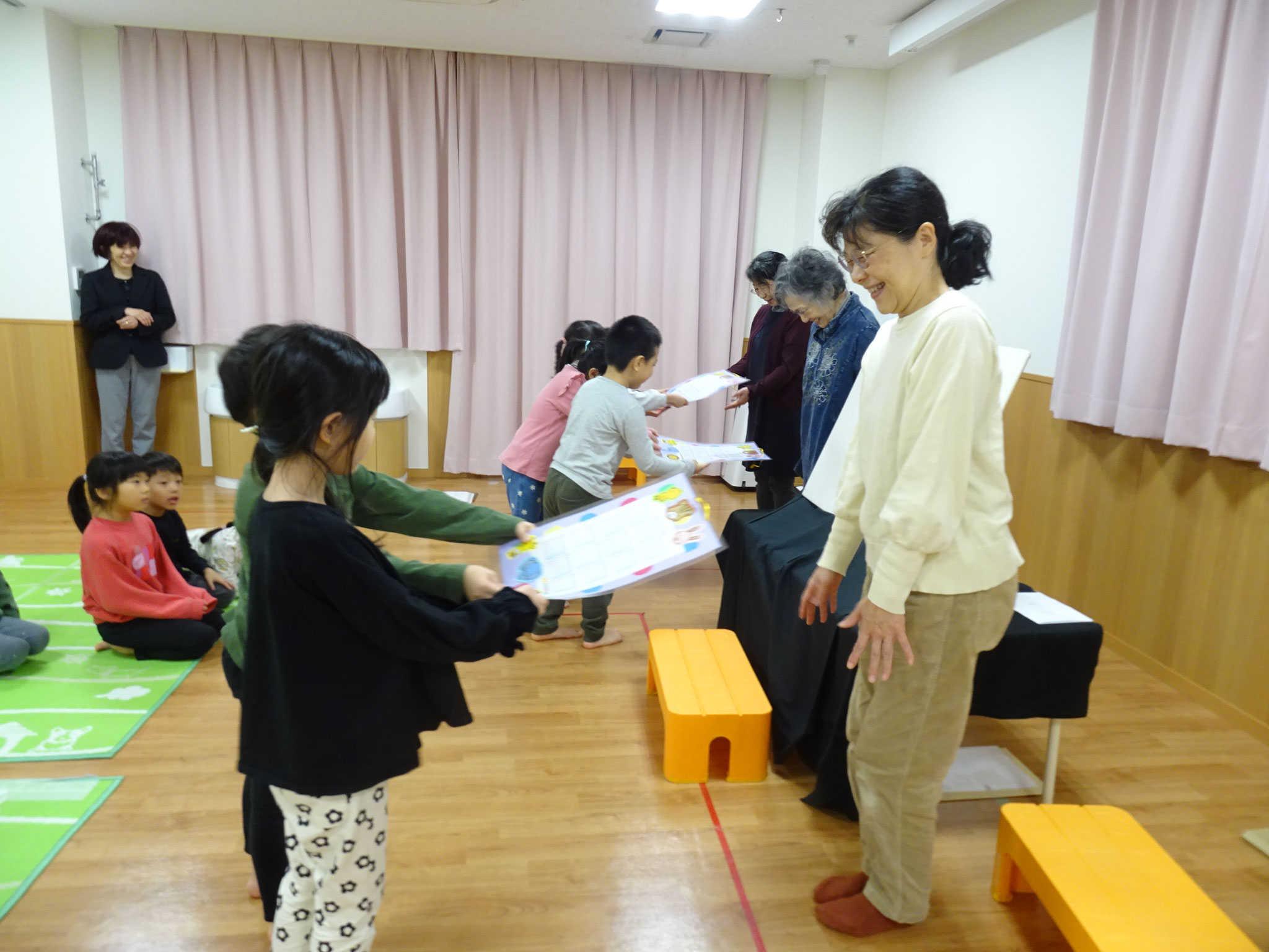 年長組は最後の「おはなしのかい」です。感謝の気持ちをプレゼントにしました。