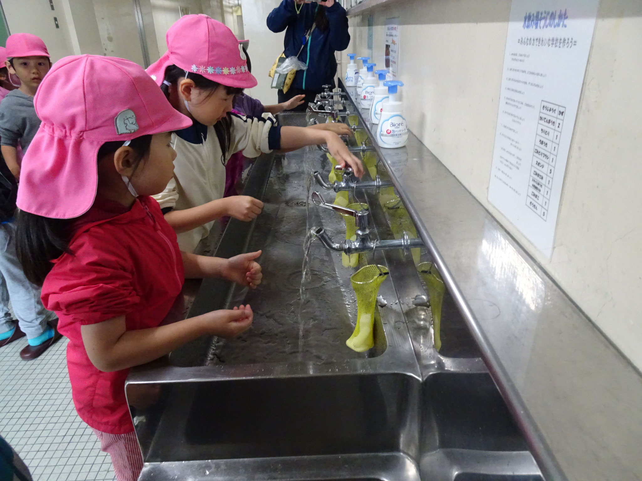 学校では水飲み場やトイレをお借りしました。