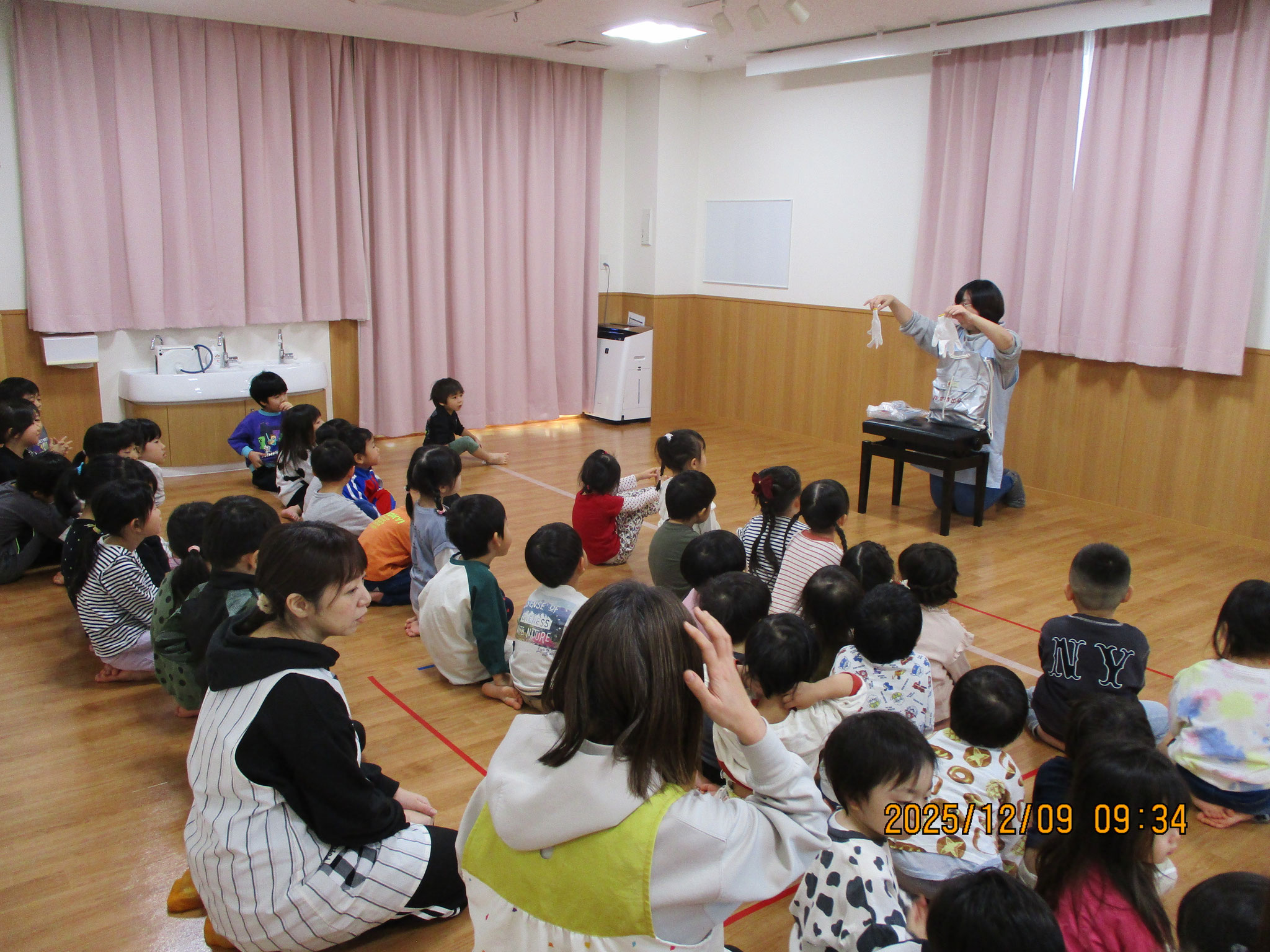 大きな地震があった次の日、活動前に2歳児～5歳児に緊急で集まってもらい地震についてみんなで考え、話し合いました。