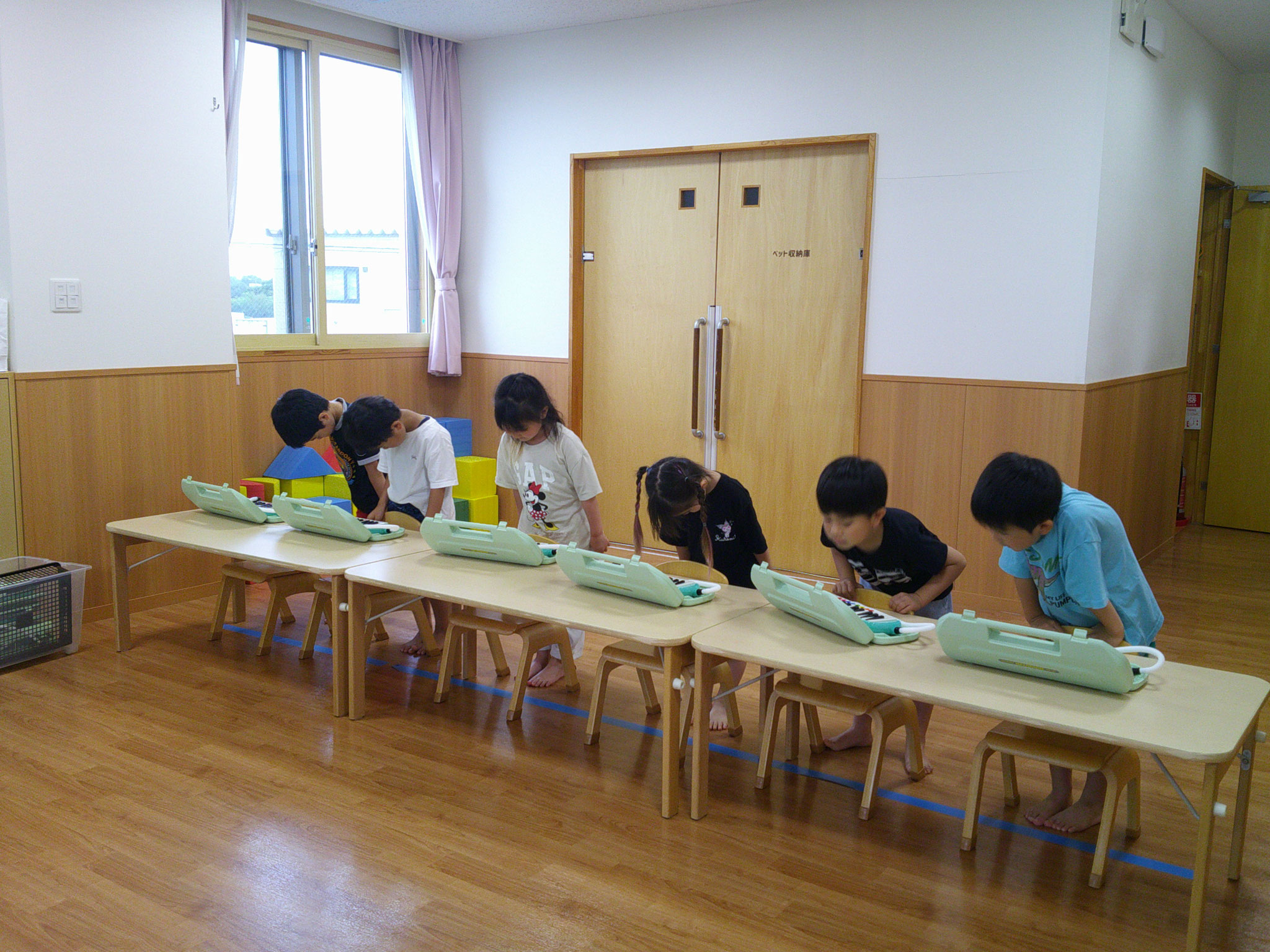 ３・４・５歳児で小さな発表会がおこなわれました。年長組は鍵盤ハーモニカの演奏。