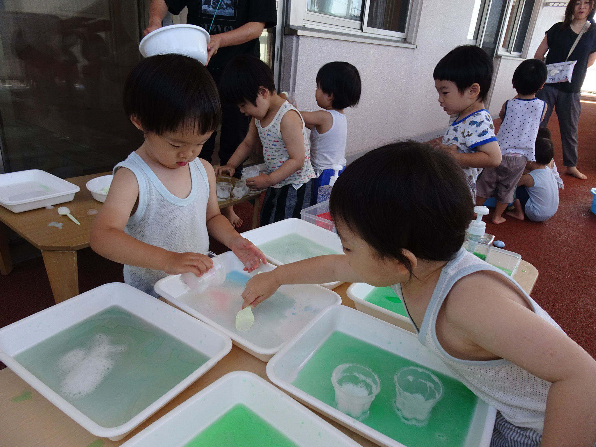 あわあわに色をつけてかき氷作り☆どの色のシロップにしようかな。