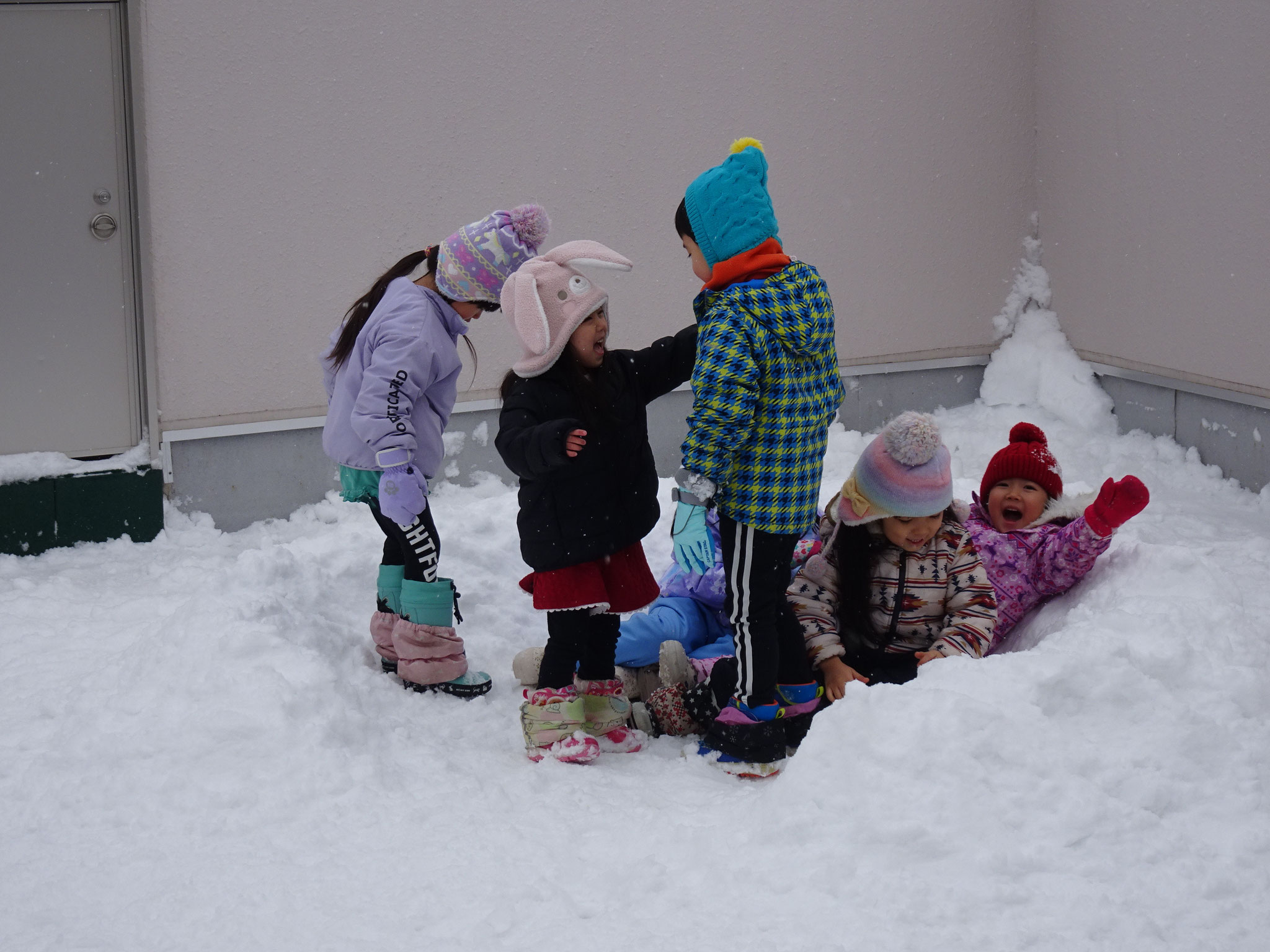 12/26 きりん組ぞう組　屋上で雪遊び