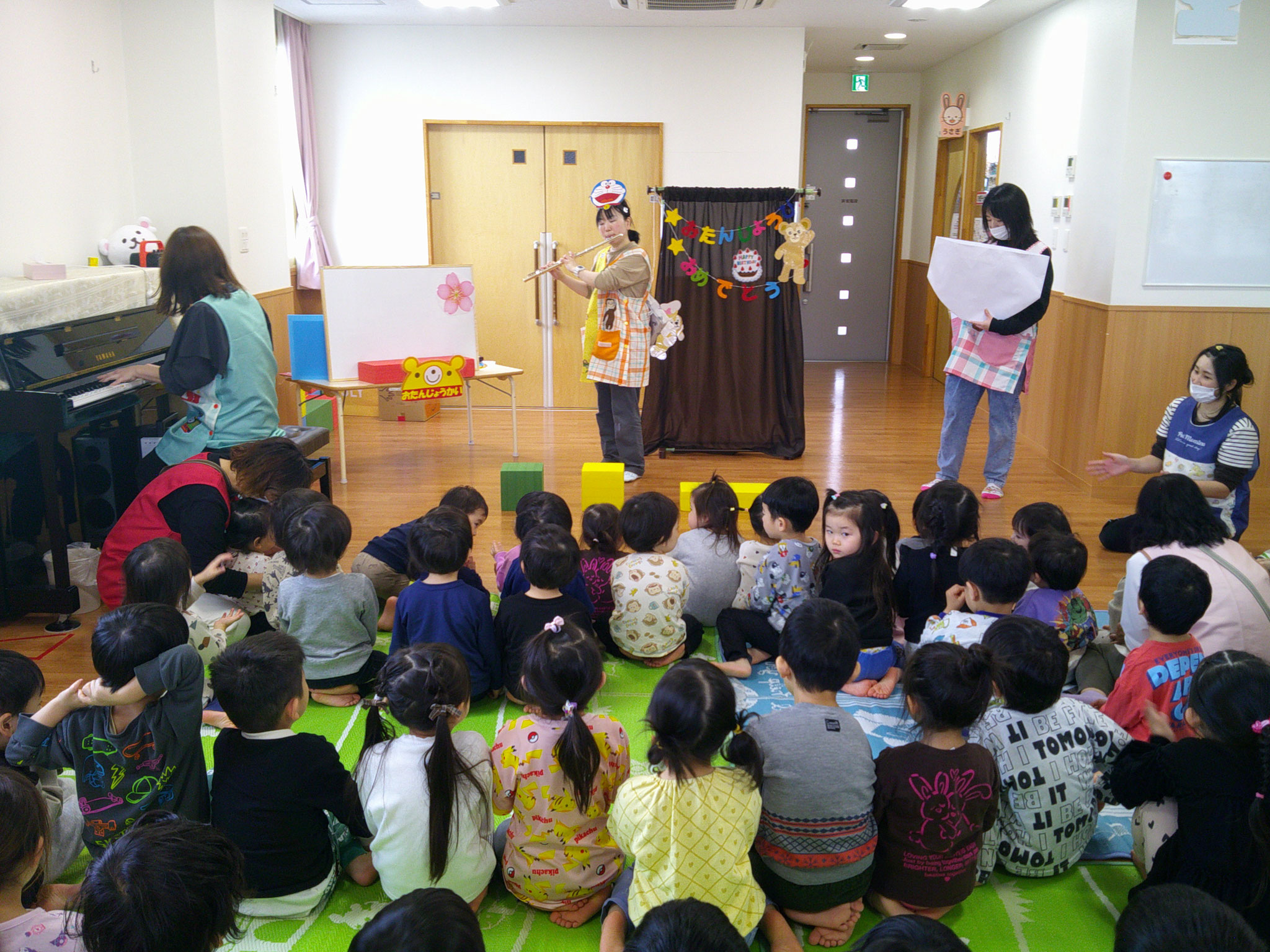 3月のお誕生会でした。お楽しみ会は楽器演奏やクイズで盛り上がりました。