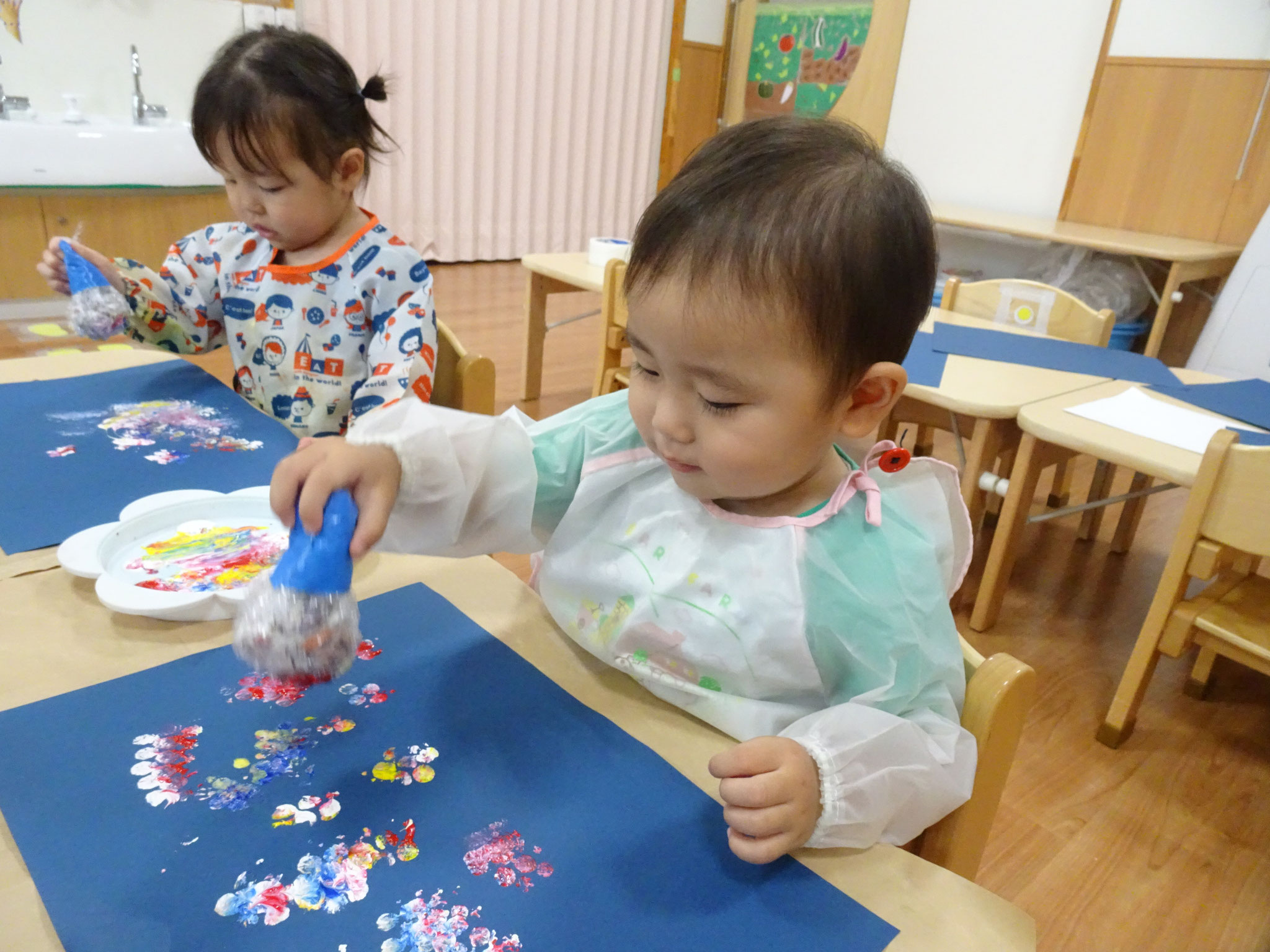 1歳児はえのぐポンポンで花火を作りましたよ。