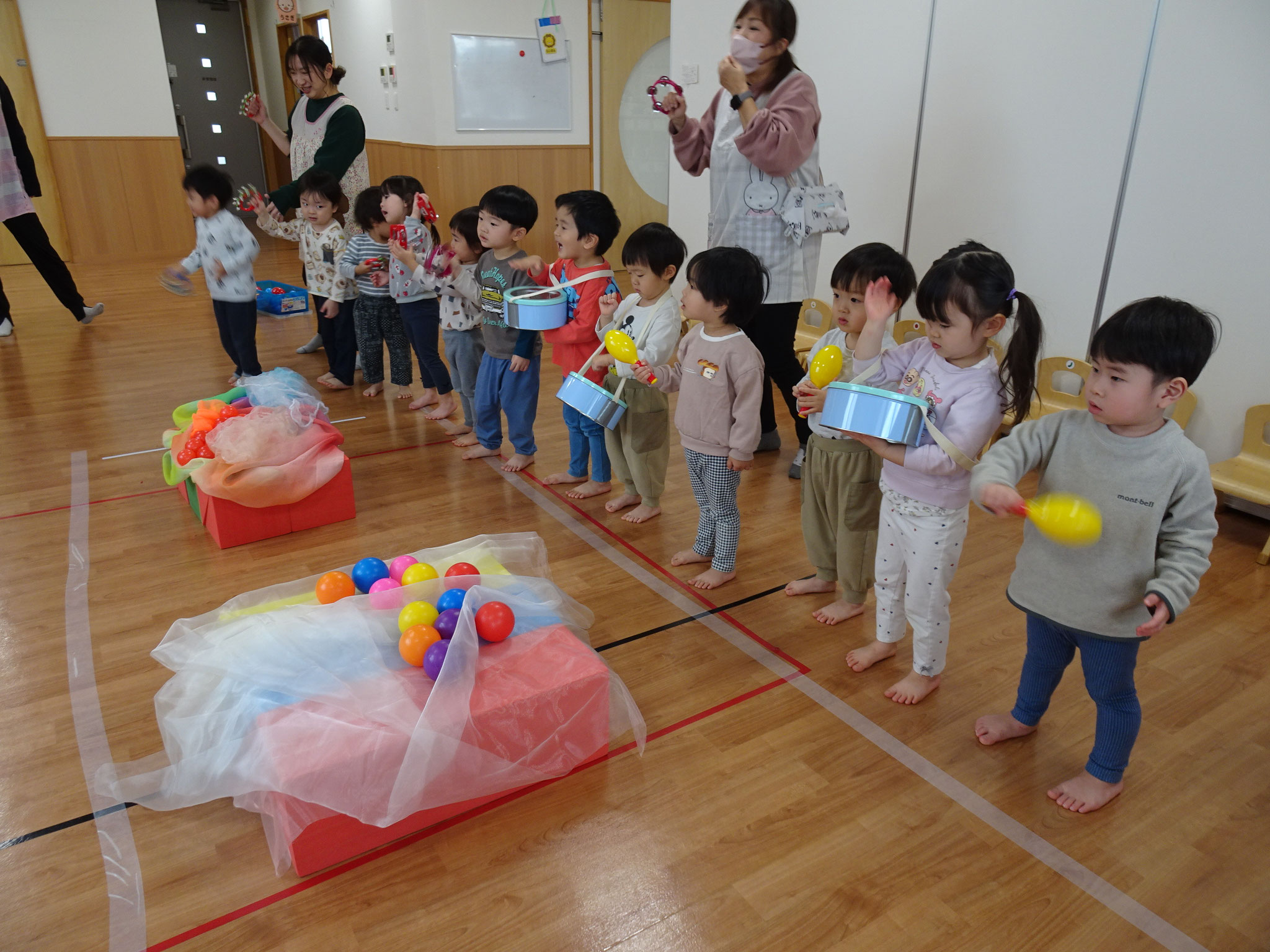 ピアノの音に合わせて自由にのびのびと音を鳴らして楽しんでます。