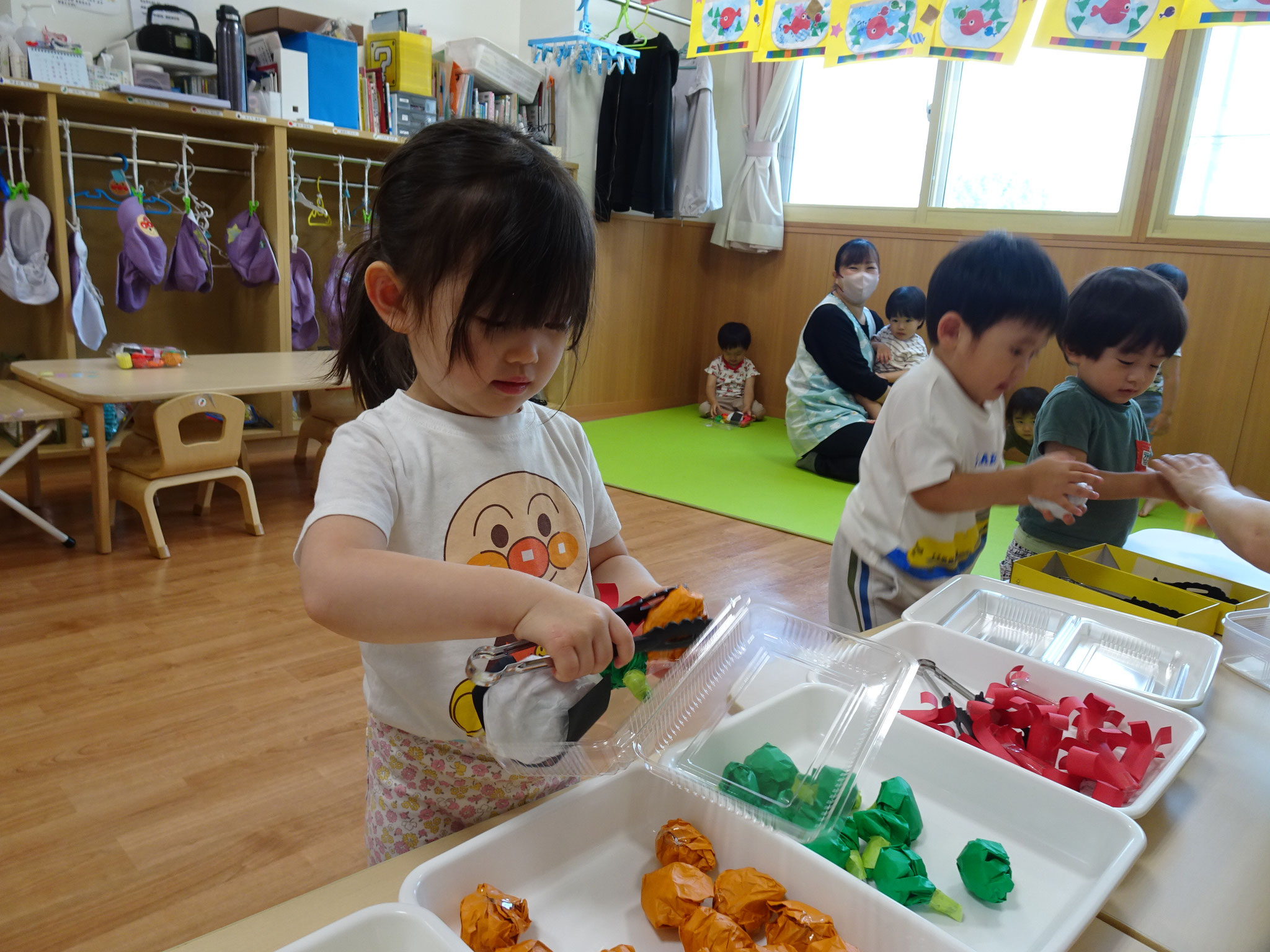 トングを持ってバイキング。自分だけのお弁当ににこにこ。