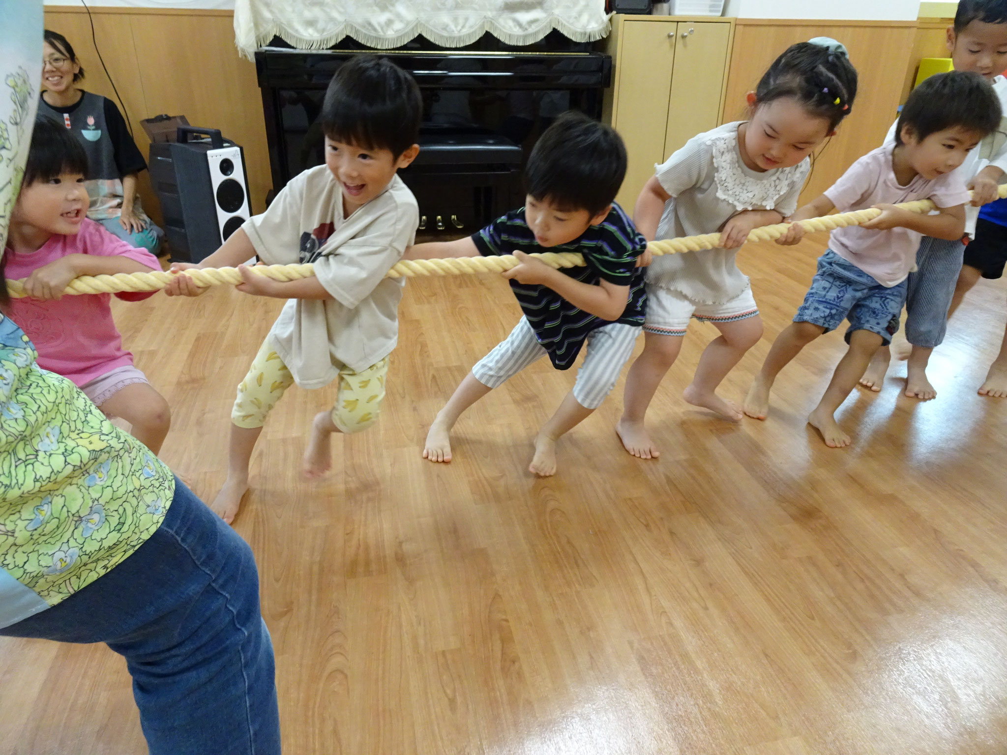 親子競技で行う綱引き☆子供たち同士でも迫力満点でした！