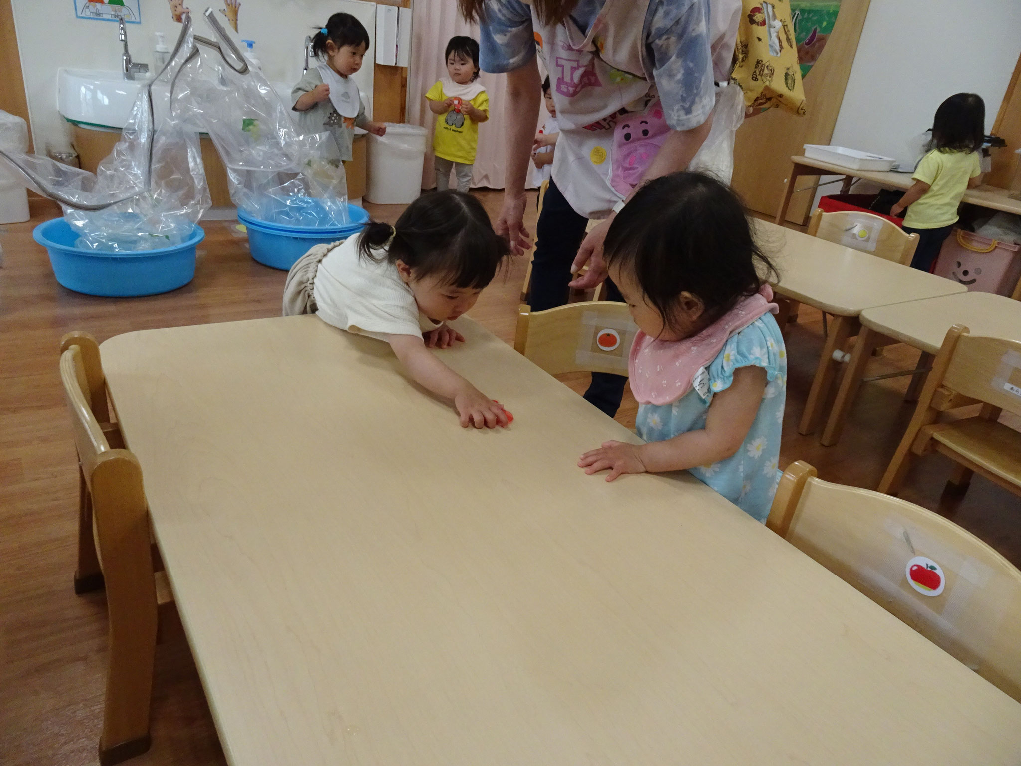 廊下やお部屋ににげた金魚をみんなで見つけましたよ。