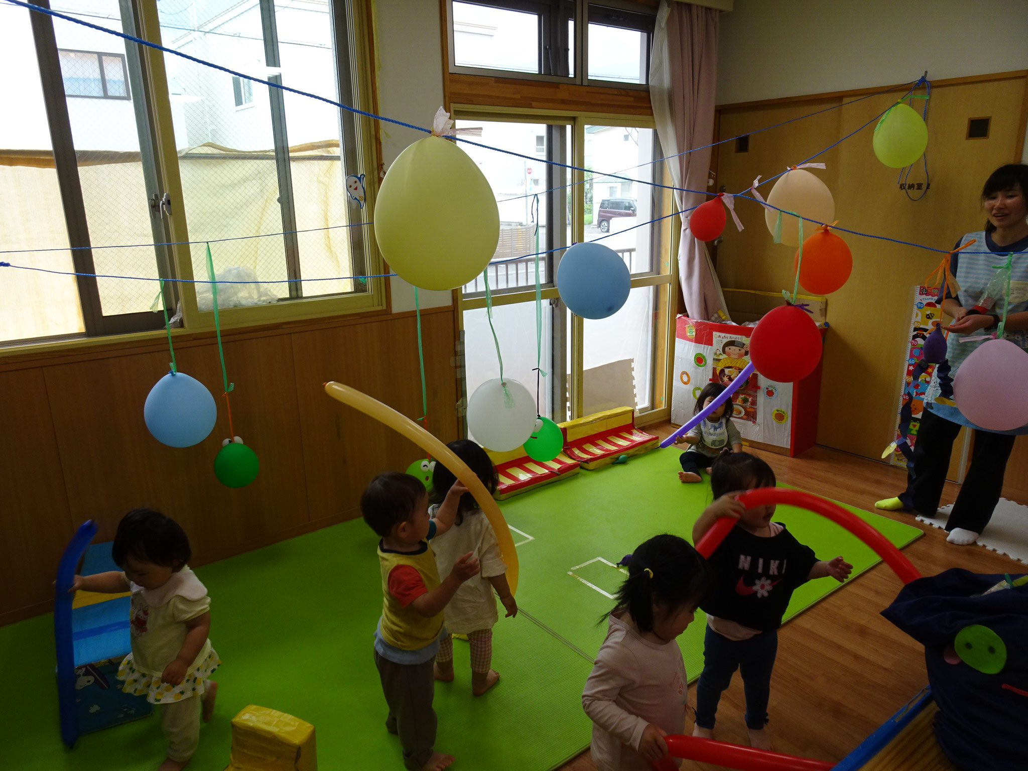 雨降りの日は各クラス室内やホールで過ごした一日でした。