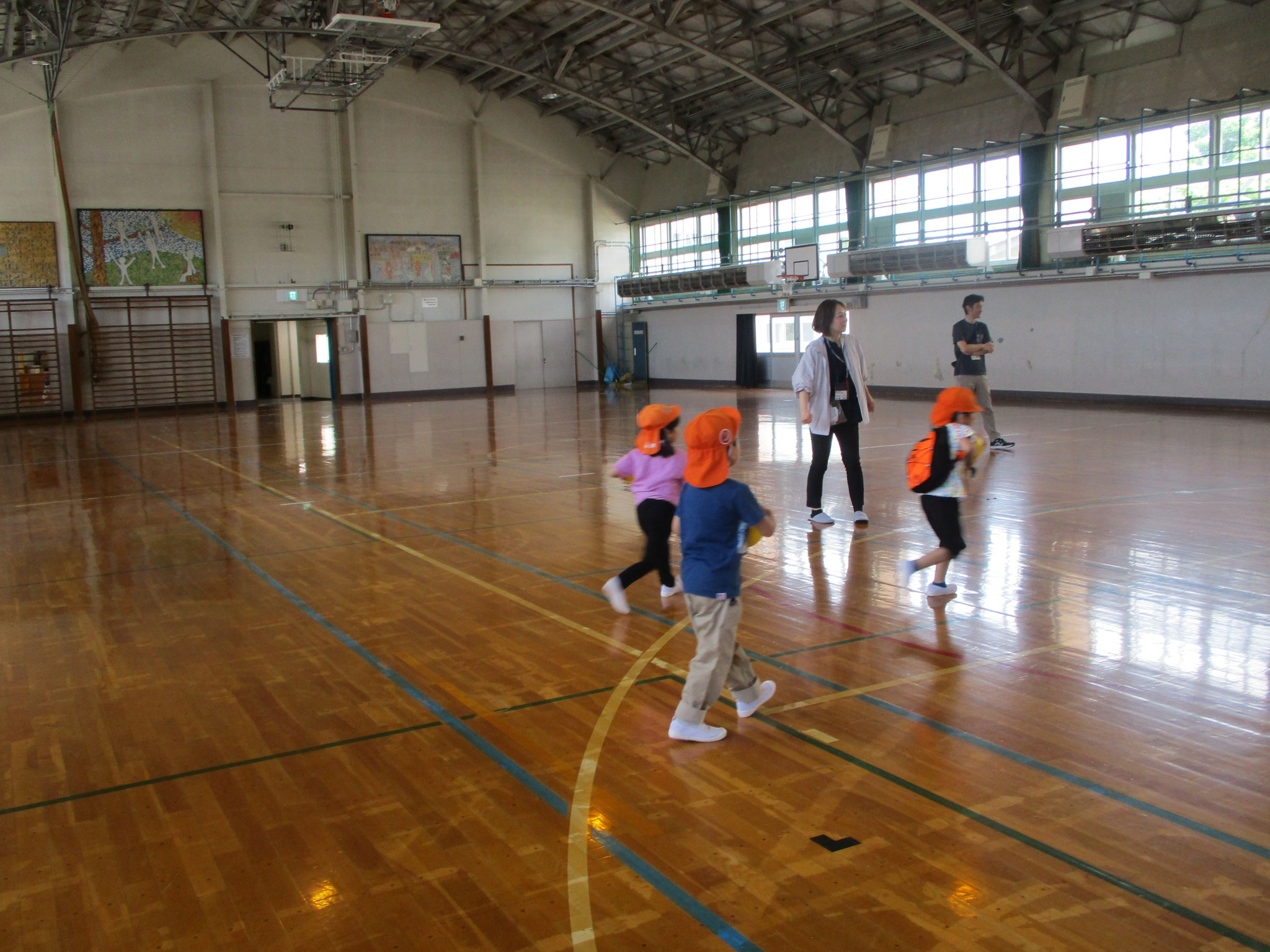 小学校訪問1回目。ドキドキわくわくしながらバスに乗って行ってきました。