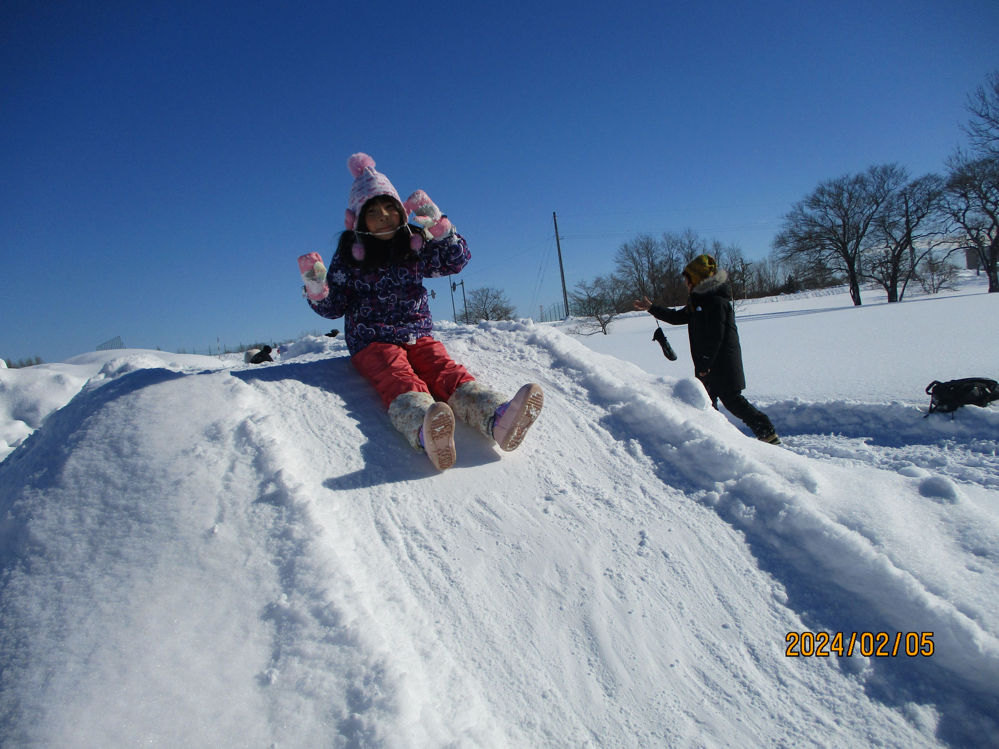 2/5 らいおん組　広場の雪の滑り台で