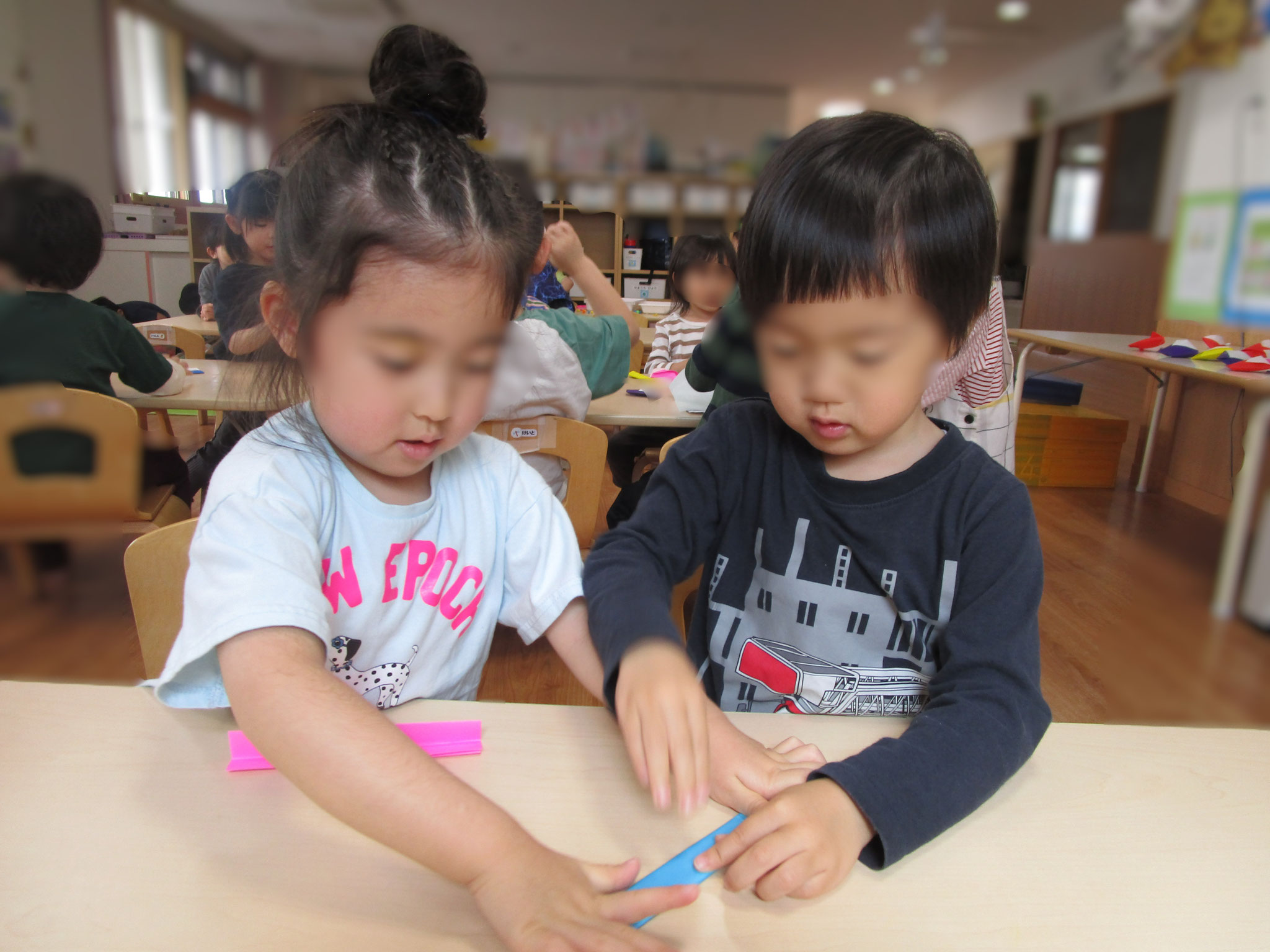 折り方を教えてあげている4歳児さん。