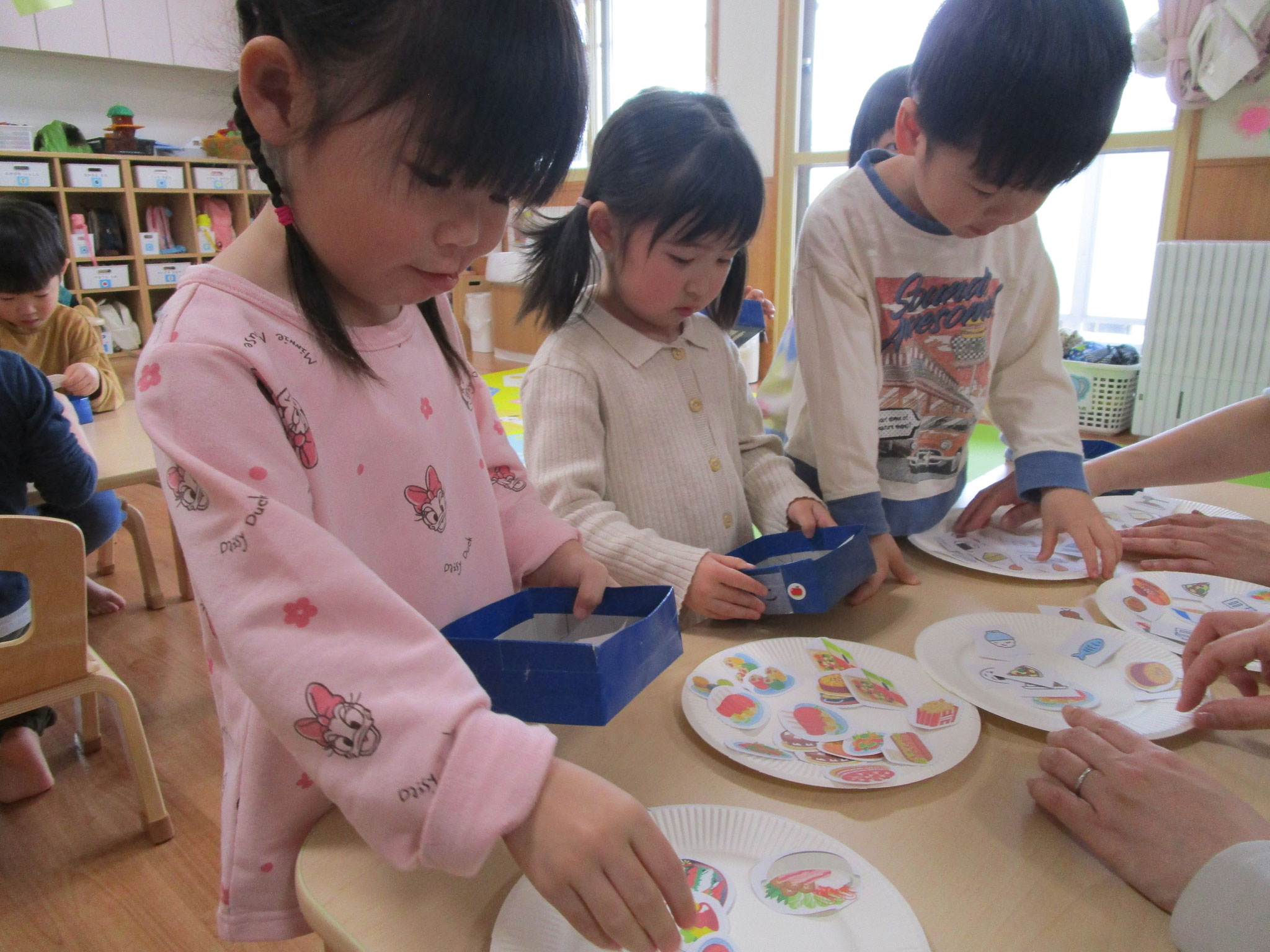 みんなで「お弁当バス」を作ったよ。