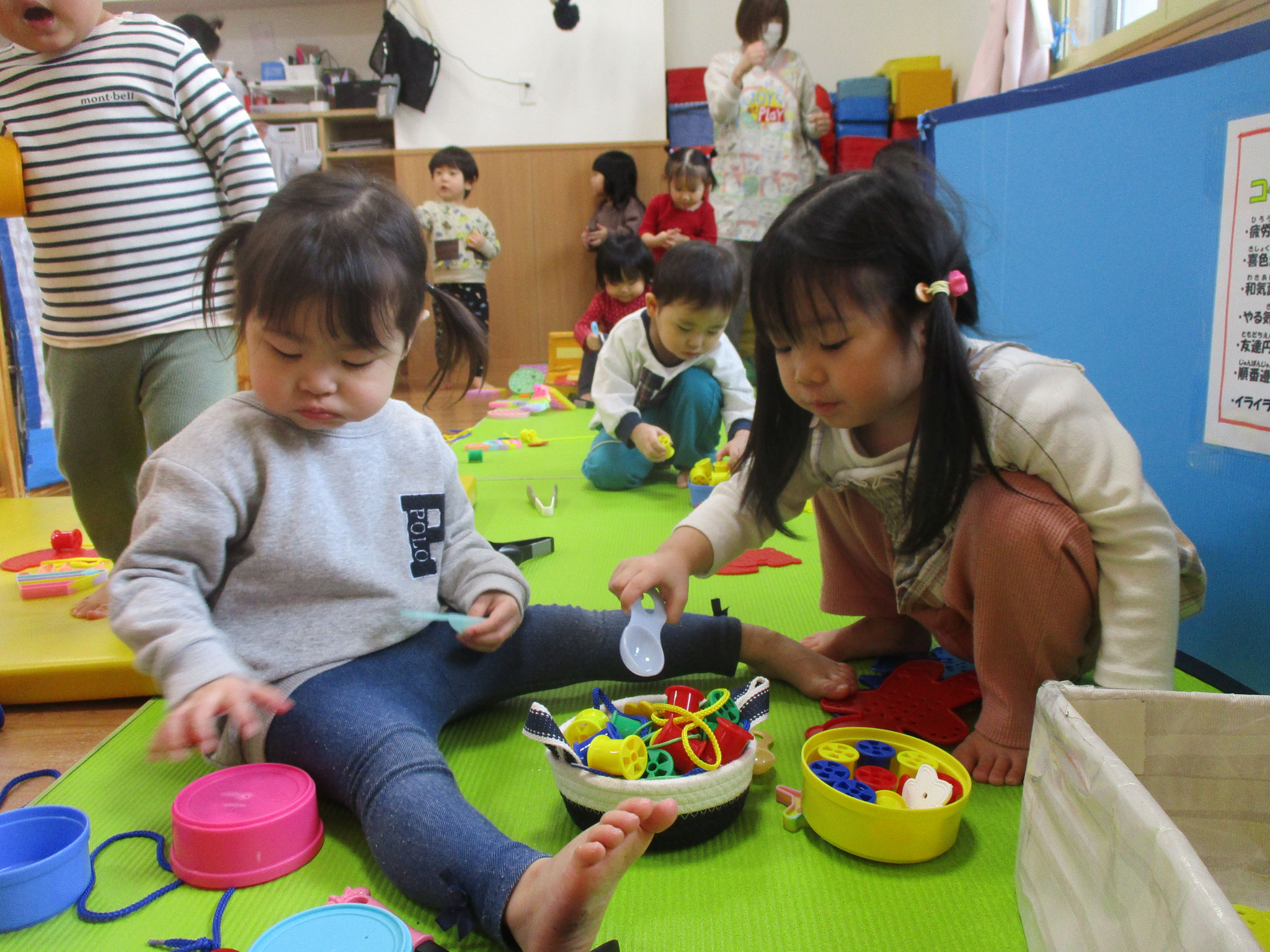 お友だちとの関わりや会話が増えてきた1歳児クラスです。ご飯作りを楽しんでいますよ。