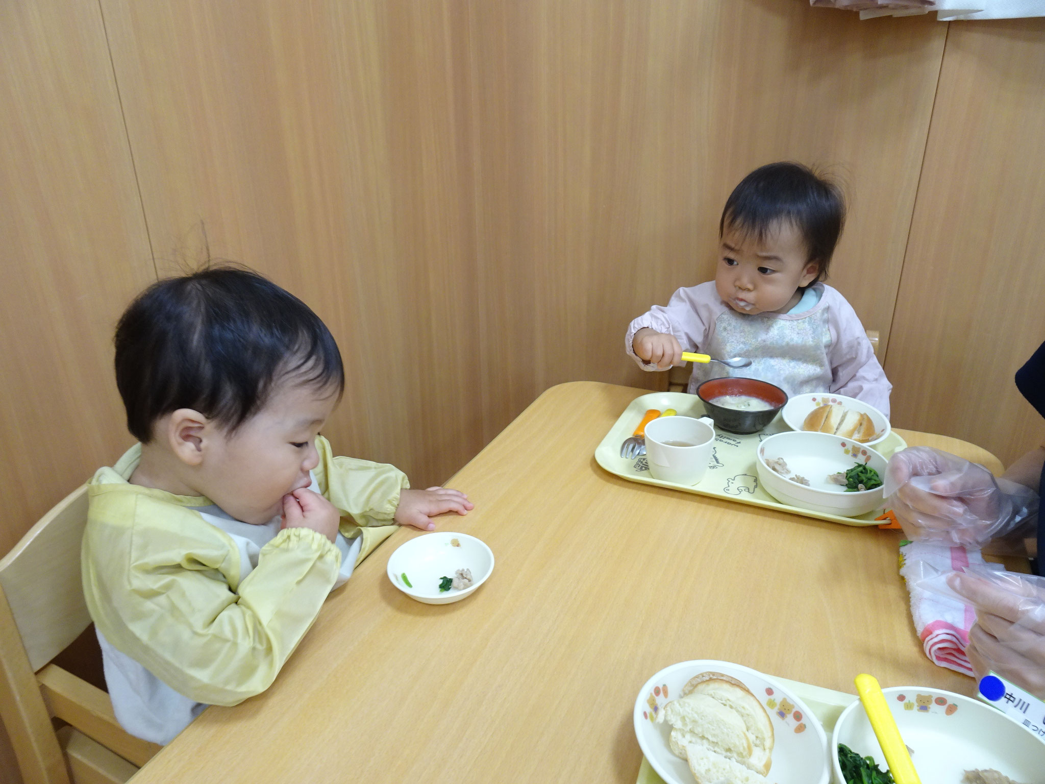 0歳児クラスさん♡モグモグ・カミカミ自分で上手に食べれるようになってきましたよ。