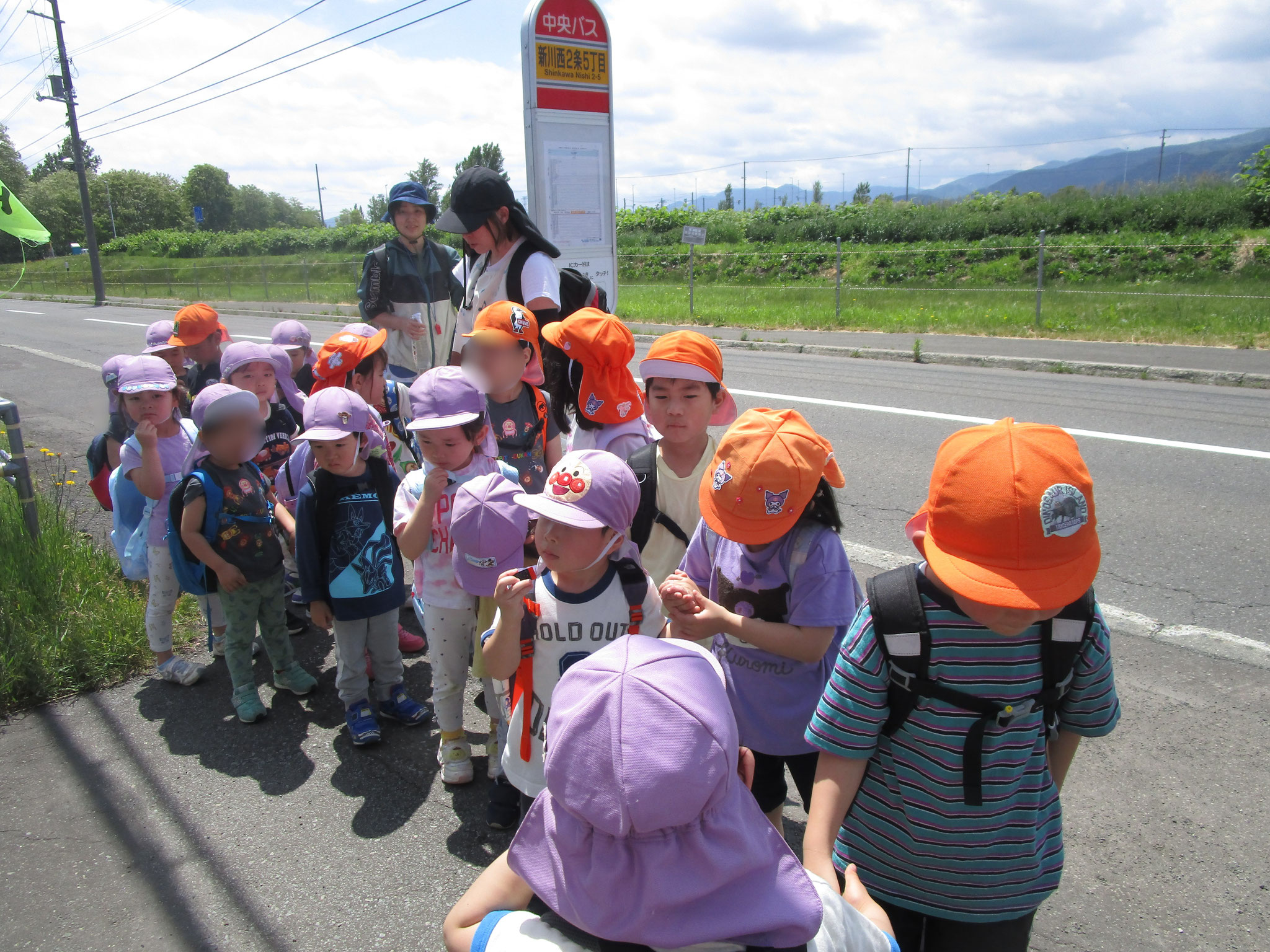 散歩コースに小学校訪問の時に使用するバス停にも行きました。