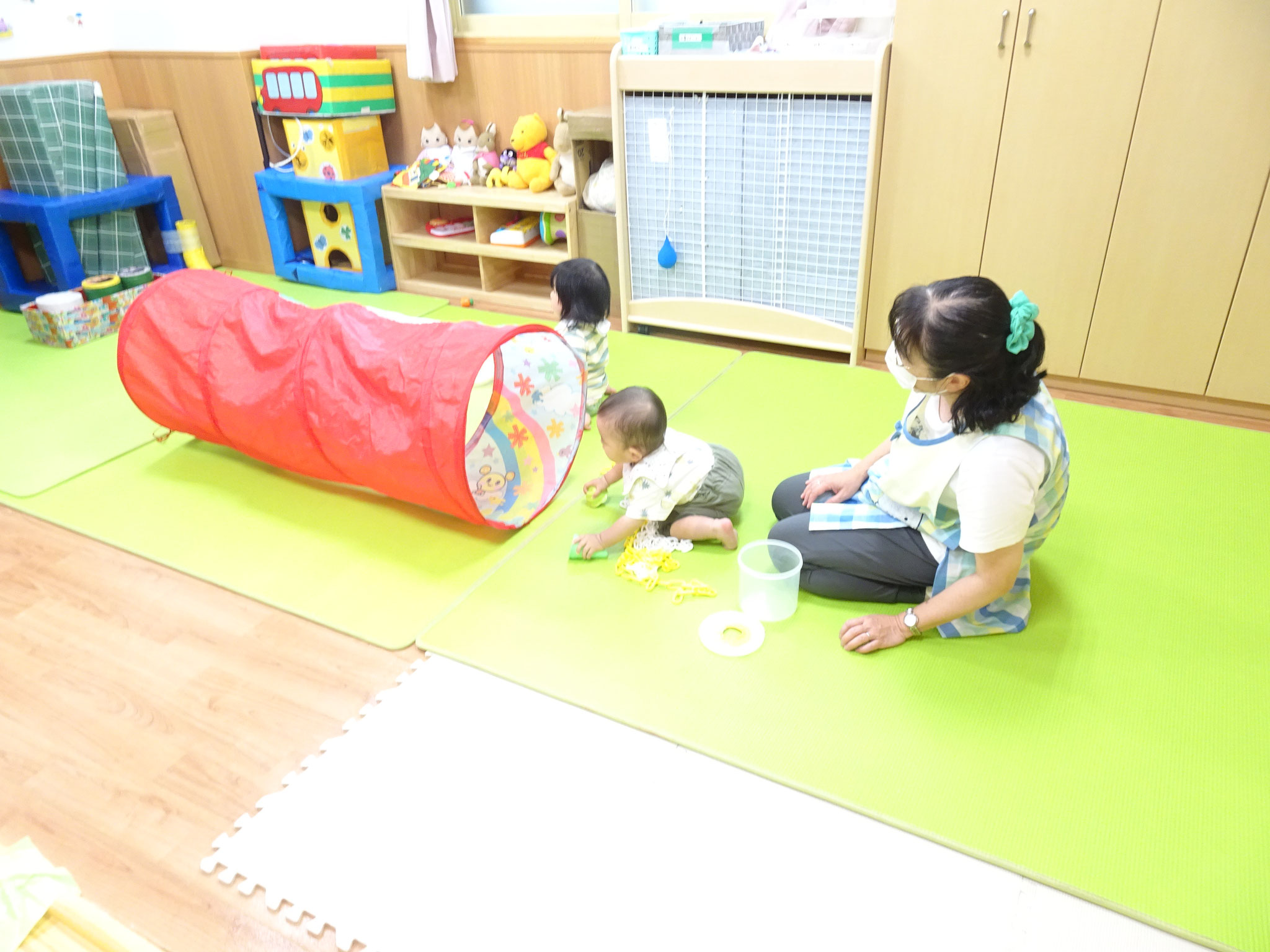 7/8 ひよこ組　保育室でトンネルくぐり