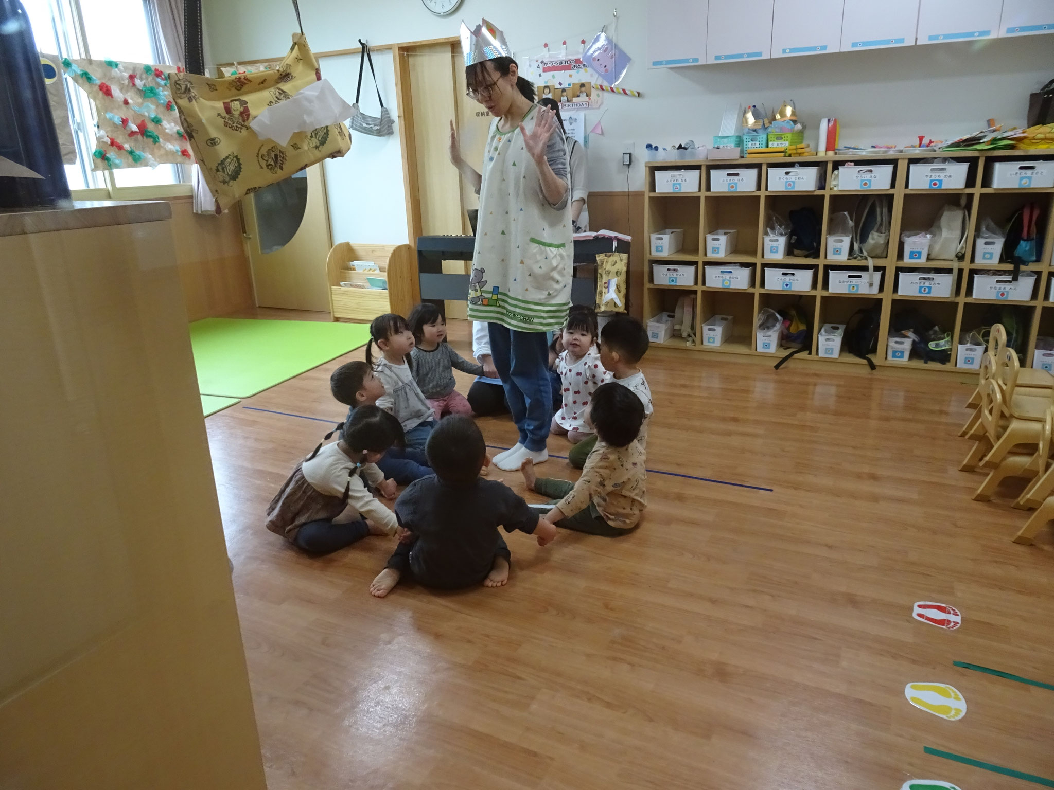4/22 うさぎ組　部屋で「こどものおうさま」