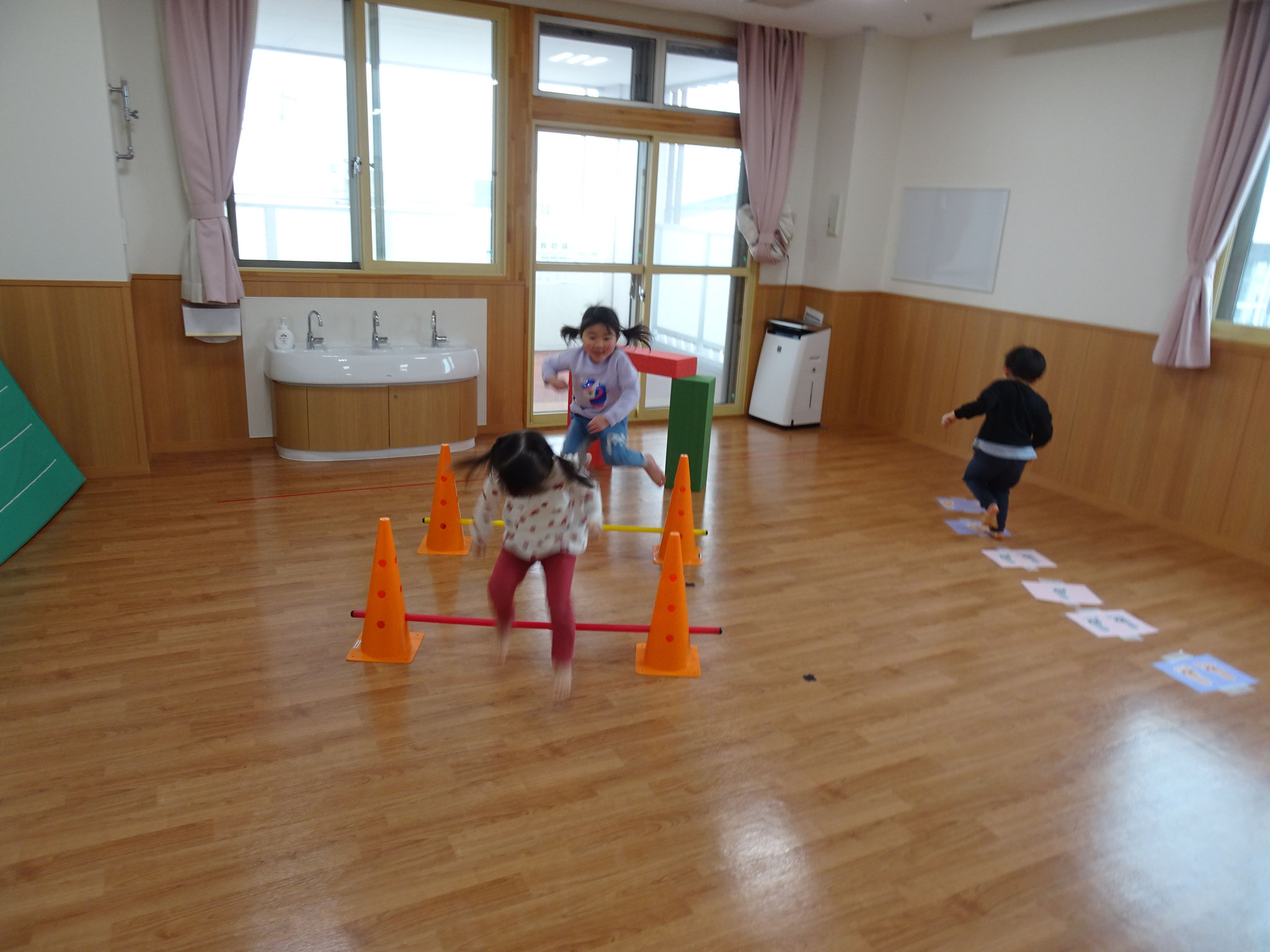 ３，４歳児クラスでバランス遊び。