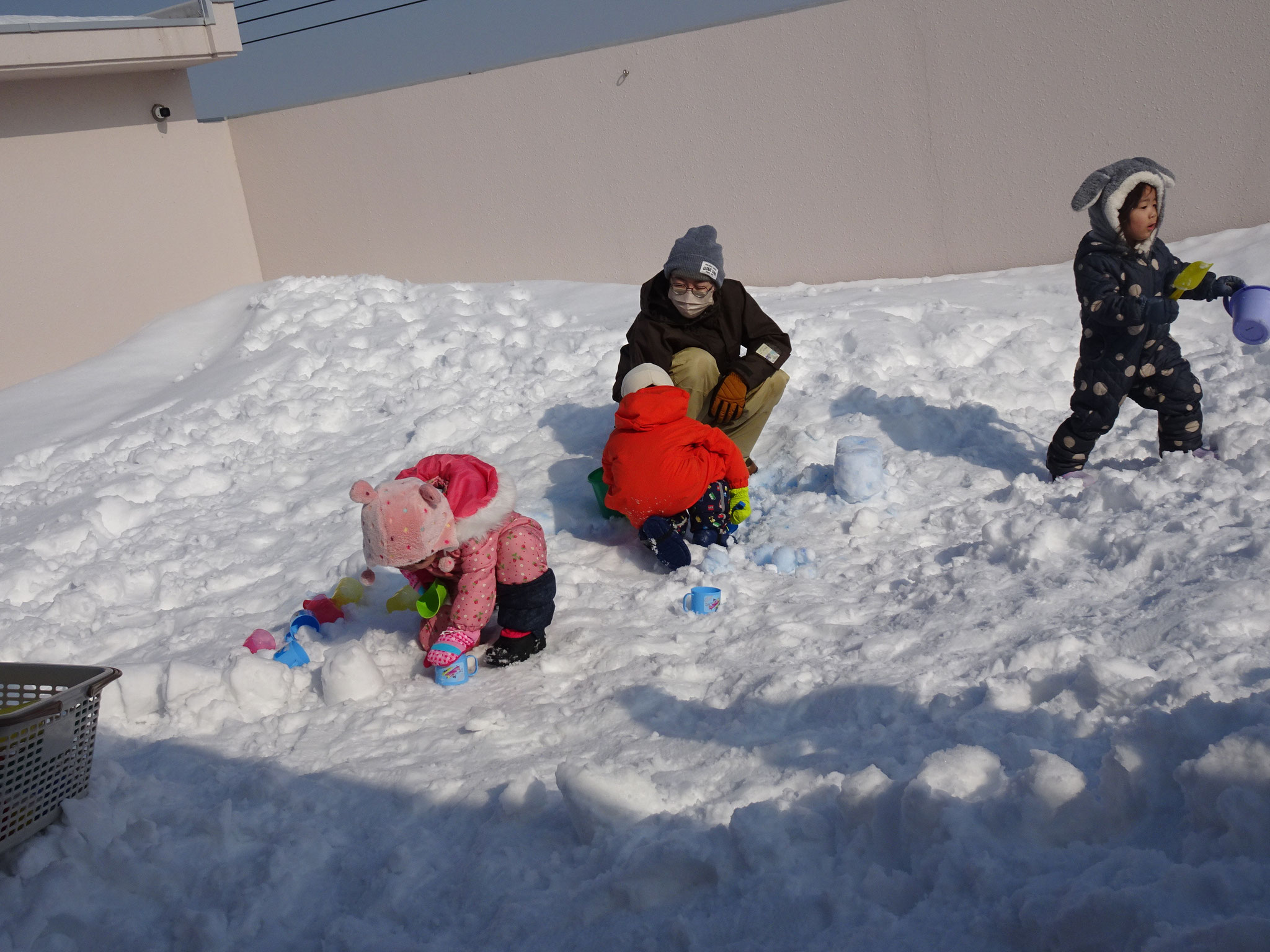 2/14 うさぎ組　屋上で雪遊び