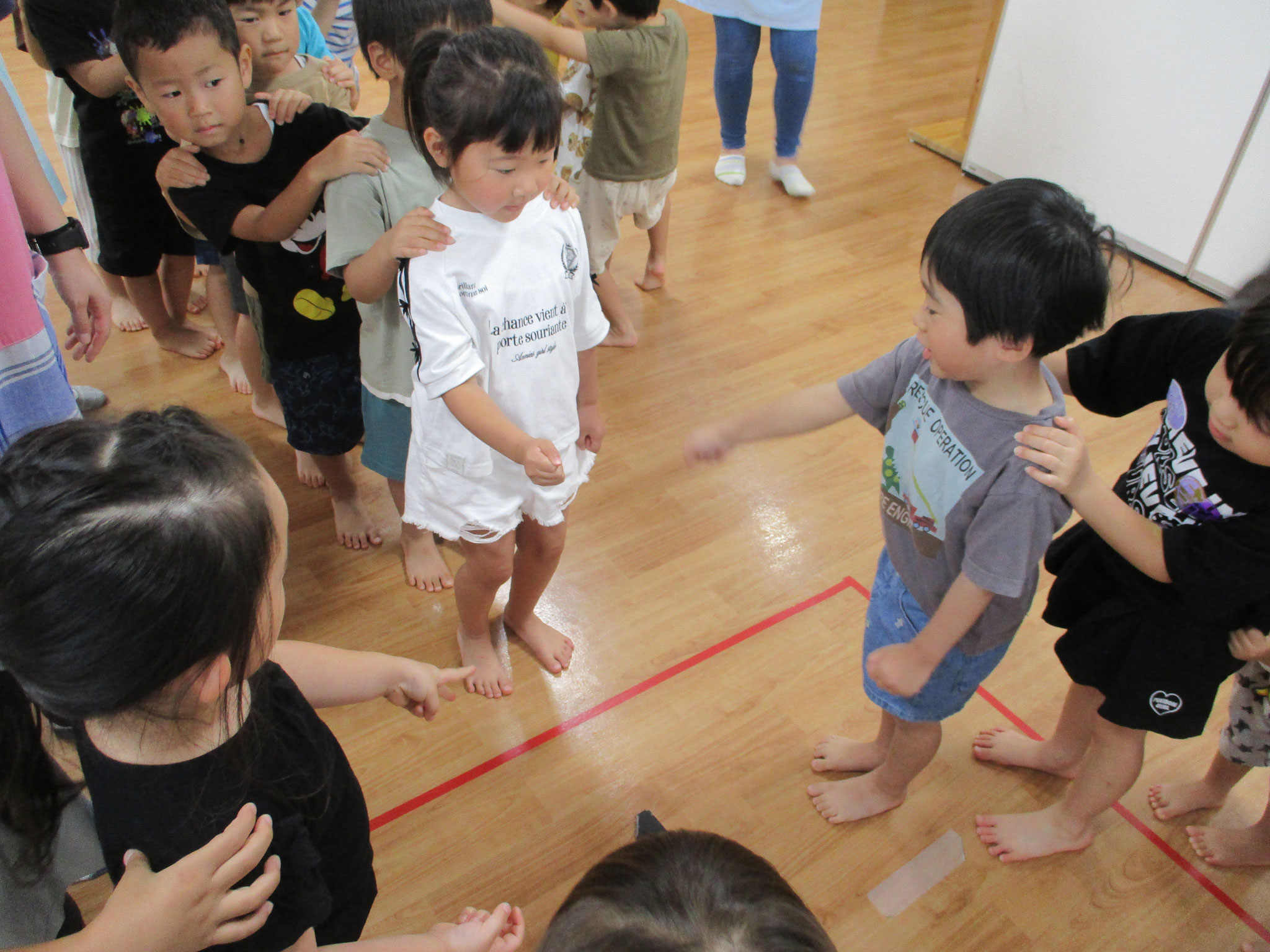 2歳児～５歳児が集まり皆で「貨物れっしゃ」を行いました。3チームが残り勝負のじゃんけんです！