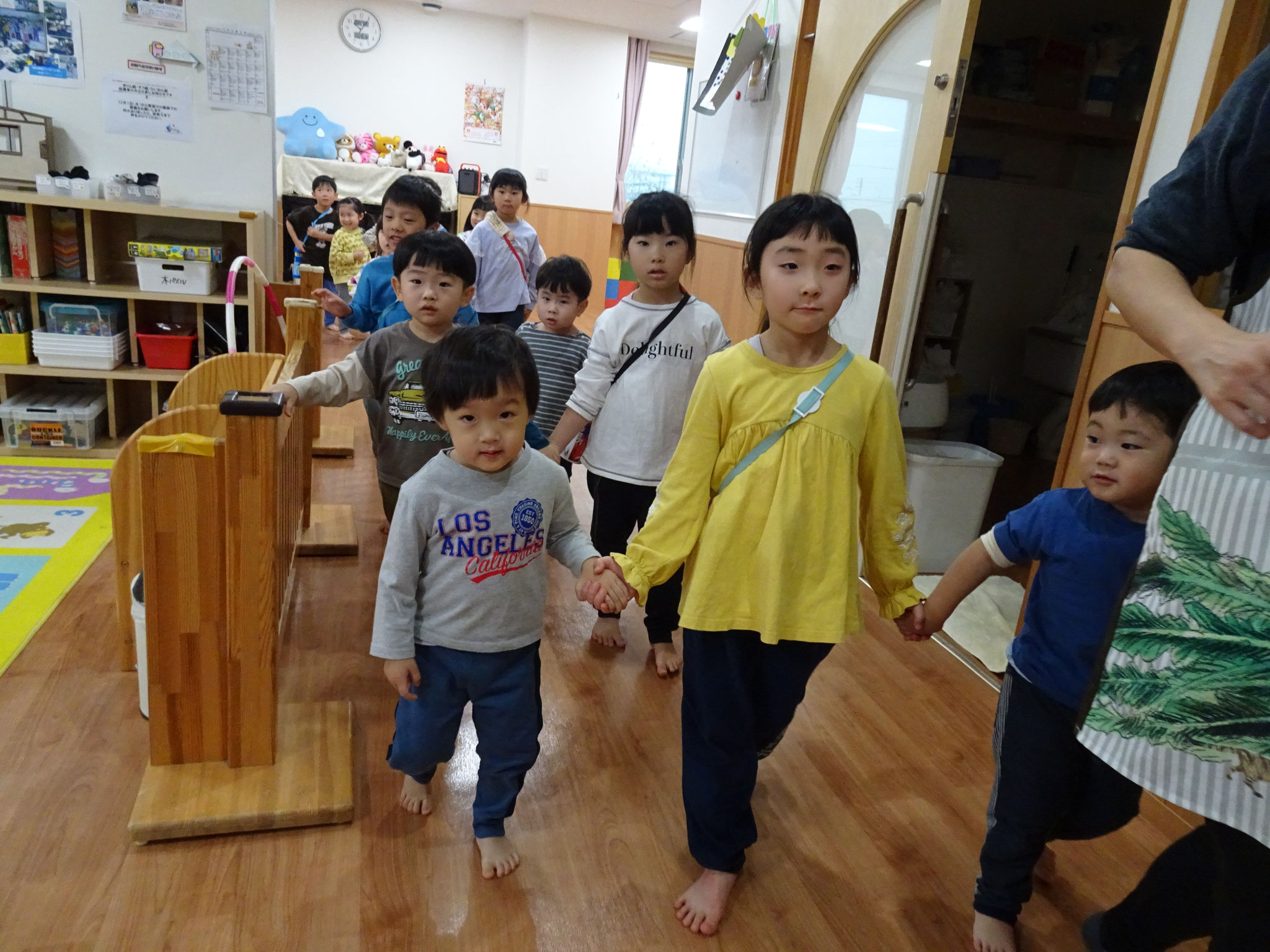 異年齢交流「手つなぎ活動」が行われました。