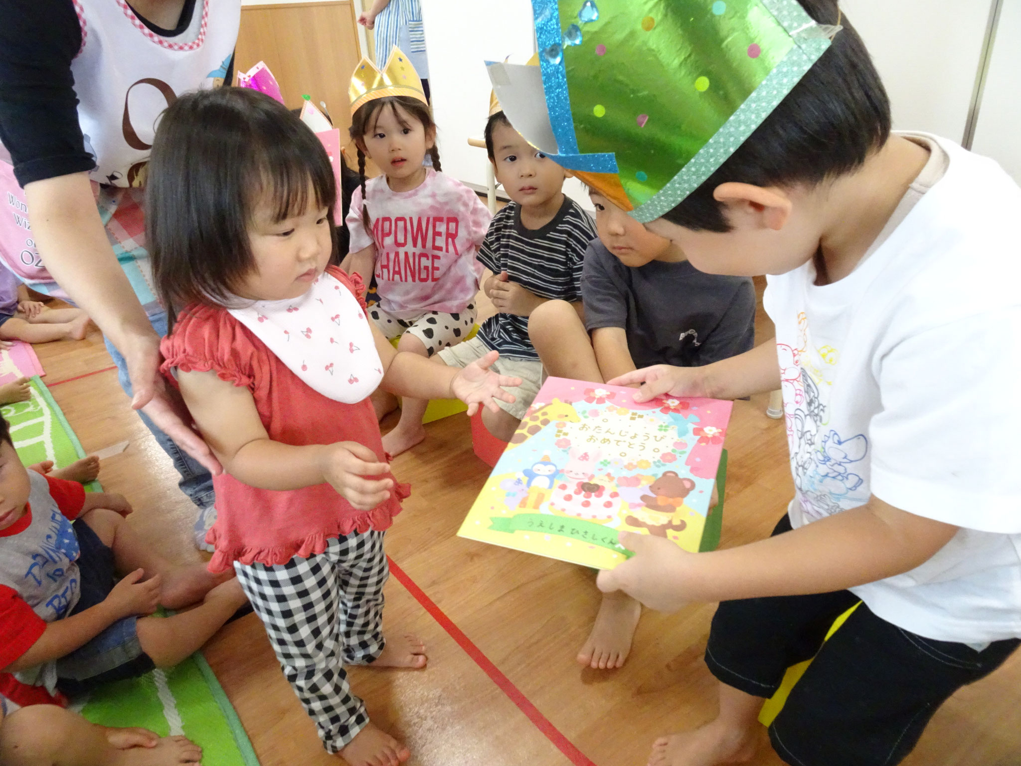お誕生カードは兄妹や担任からもらいます。笑顔が溢れる瞬間です♡