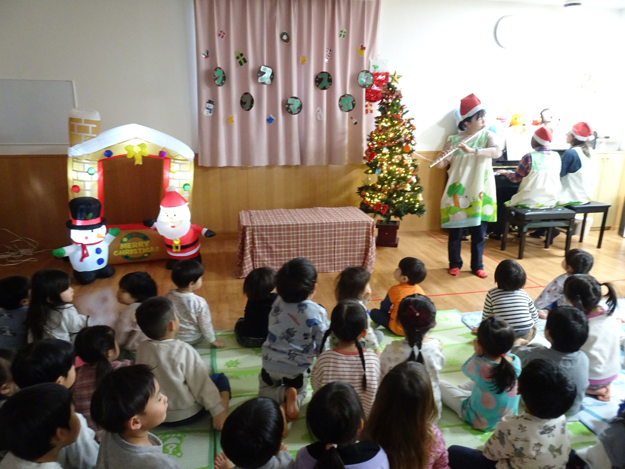先生たちの楽器演奏や踊りでみんなの歌声も自然と聞こえてきました☆