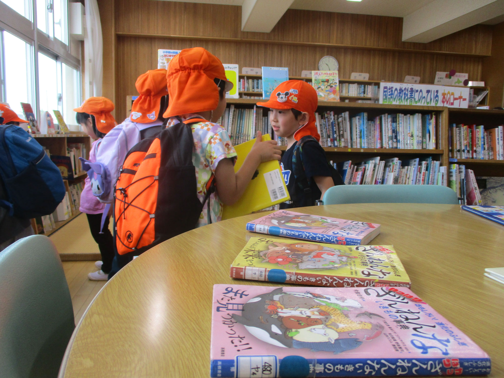 小学校の先生に案内してもらい、いろいろな場所をみせてもらいました。
