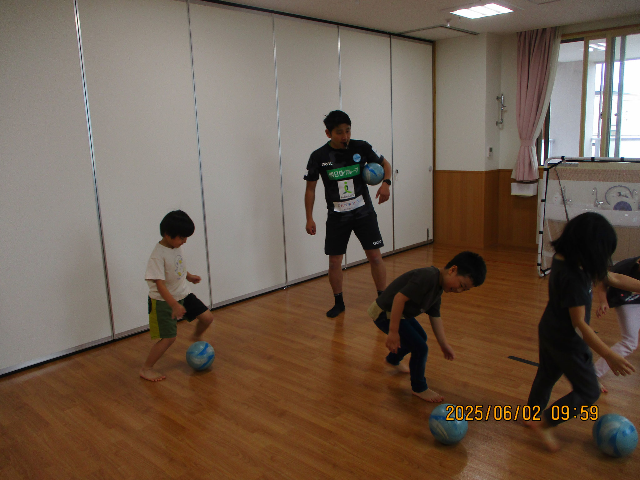 上手な指導に子どもたちも夢中です。