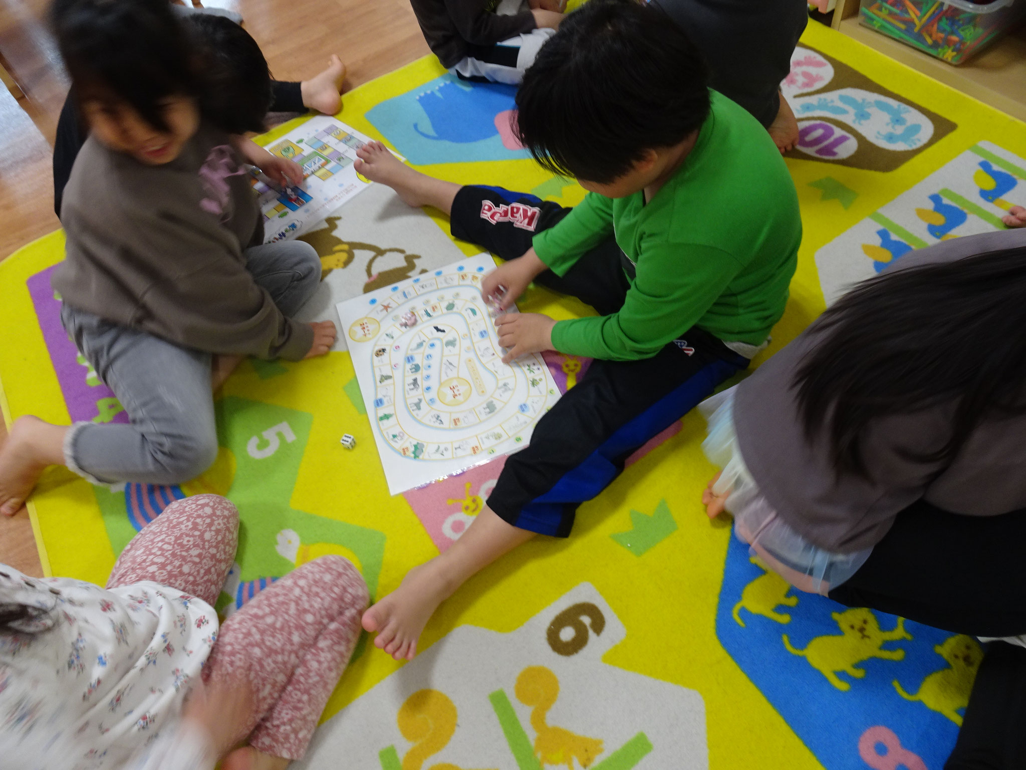 5./13 らいおん組　雨の日は保育室ですごろく