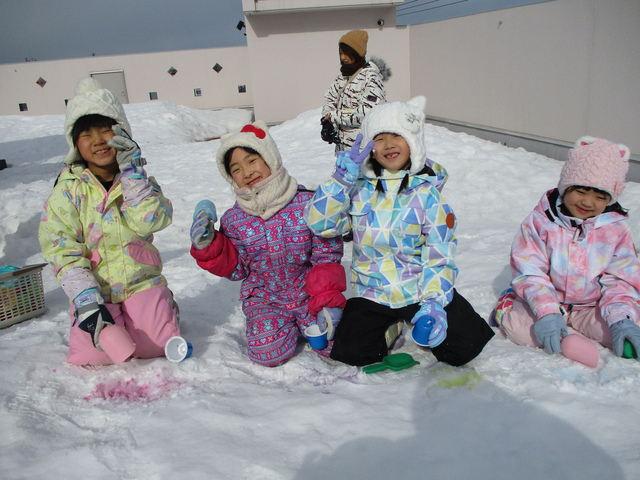 年長組の雪遊び。屋上で色水あそびをたのしみました。